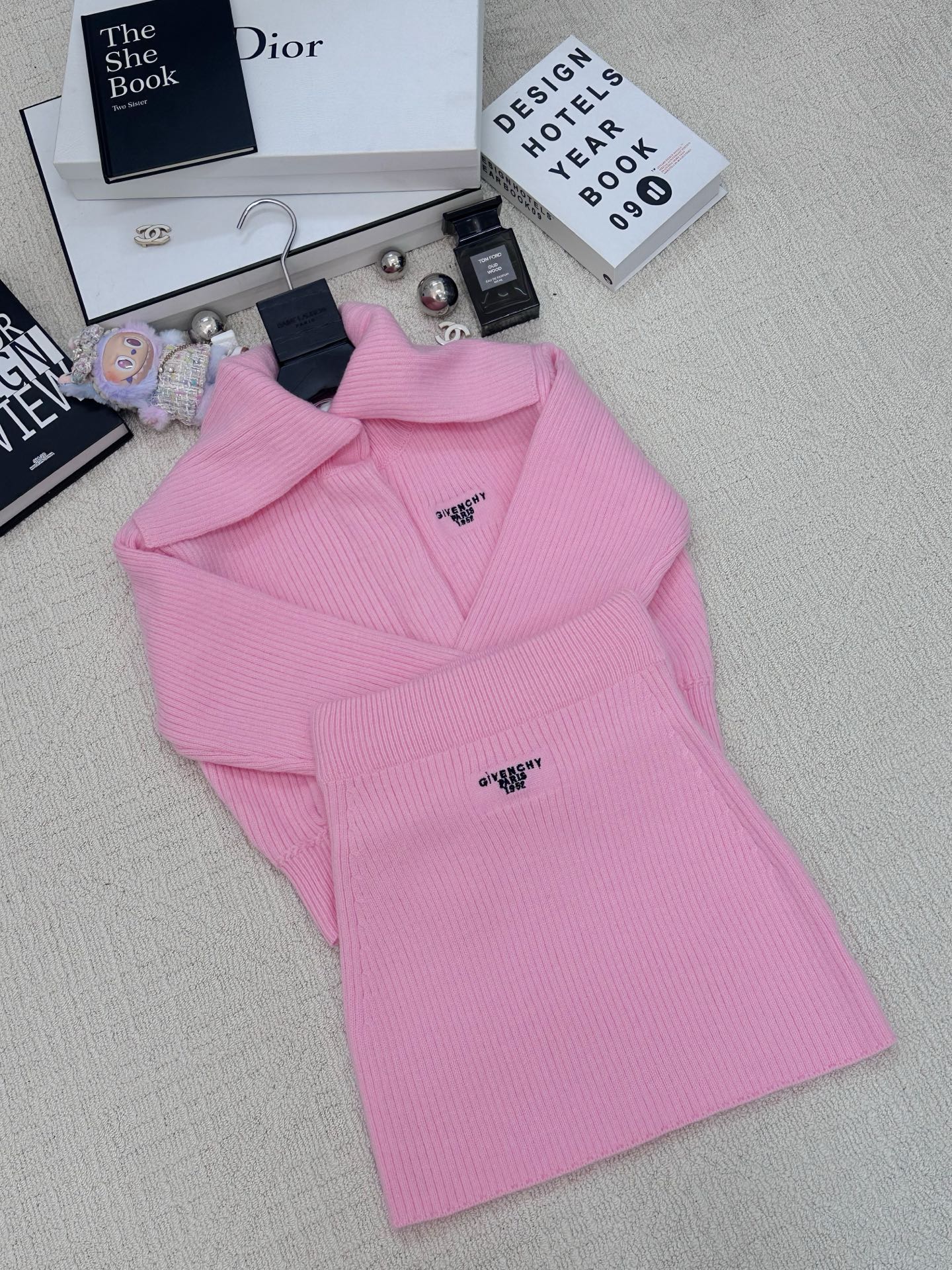 NO:576644,Jacket Skirt Givenchy New Autumn and Winter Casual Style Cardigan and Skirt Two-piece Set Embroidered Logo Pattern Decoration Upper Body High-end Atmosphere 2 Color Codes //,,givenchy,skirts,jackets & coats,alexander wang19860909外套 半裙Givenchy 秋冬新款 休闲风开衫半裙两件套款 刺绣Logo图案修饰点缀 上身高级氛围感 2色碼 //,,givenchy,skirts,jackets & coats,alexander wang,Women's clothing