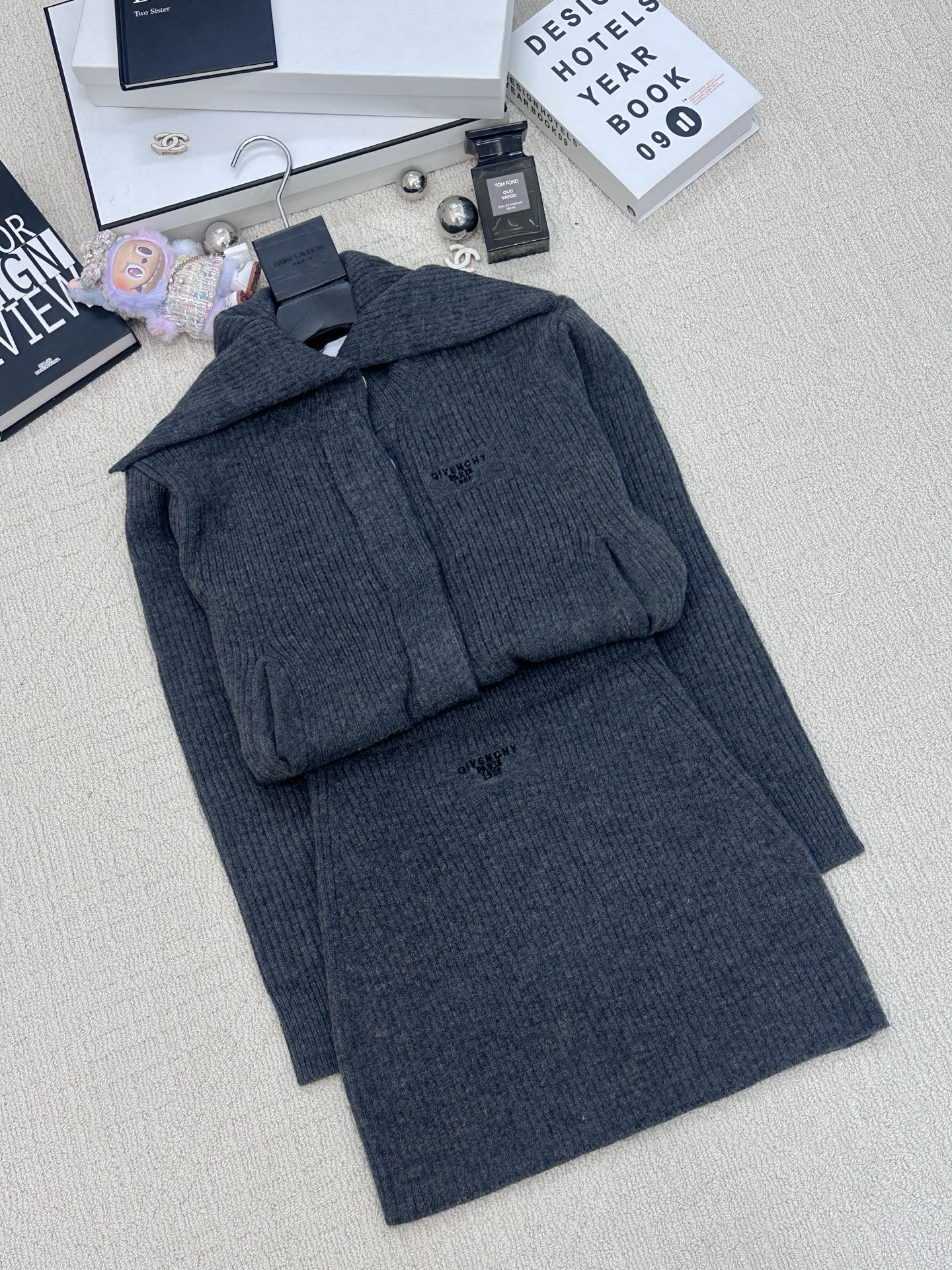 NO:576646,Jacket Skirt Givenchy New Autumn and Winter Casual Style Cardigan and Skirt Two-piece Set Embroidered Logo Pattern Decoration Upper Body High-end Atmosphere 2 Color Codes //,,givenchy,skirts,jackets & coats,alexander wang19860909外套 半裙Givenchy 秋冬新款 休闲风开衫半裙两件套款 刺绣Logo图案修饰点缀 上身高级氛围感 2色碼 //,,givenchy,skirts,jackets & coats,alexander wang,Women's clothing