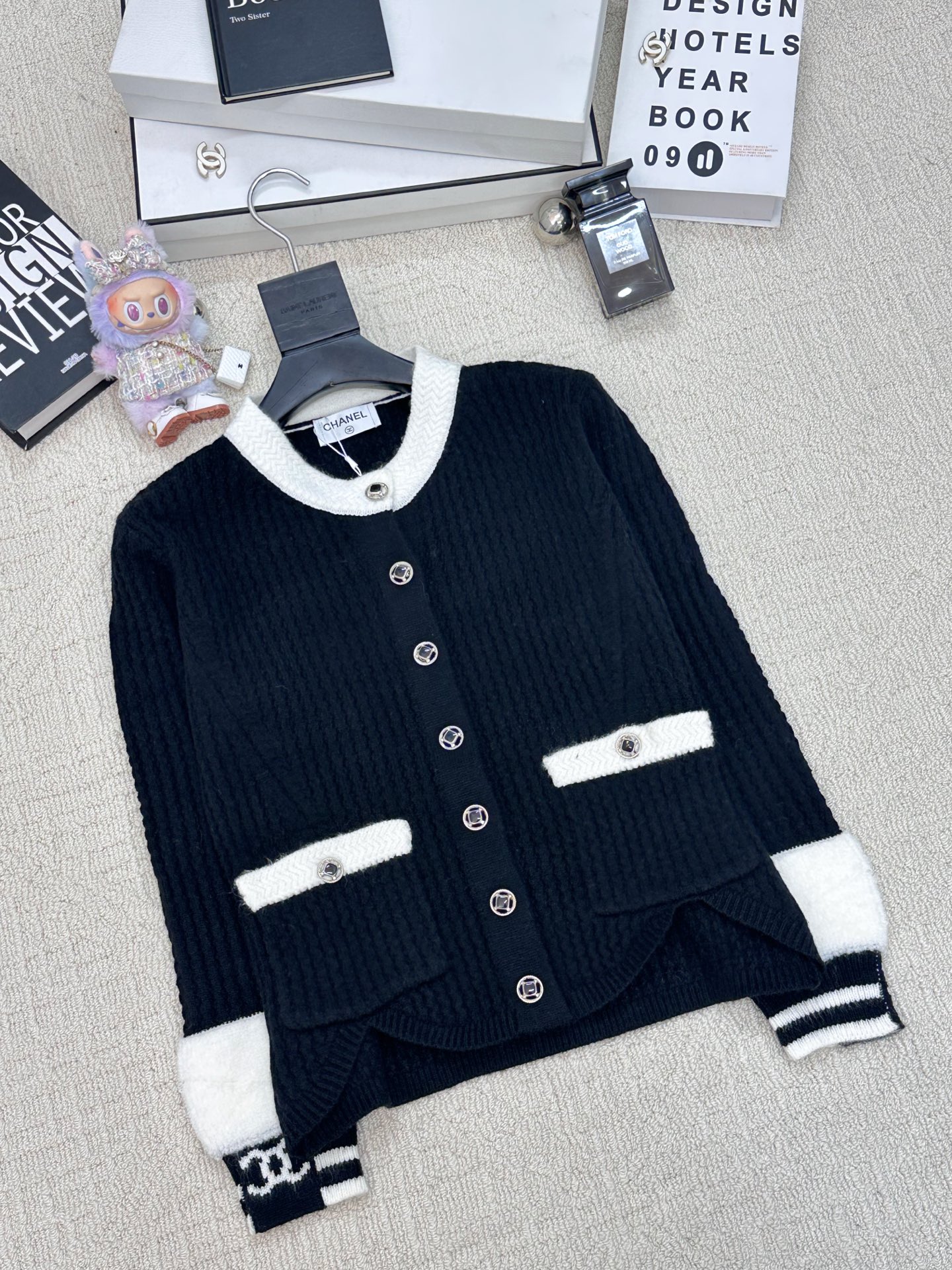 NO:578479,Chanel 25 new autumn and winter style black and white contrasting color cardigan style logo pattern decoration upper body high-end atmosphere 2 color code //,,chanel,alexander wang19860909Chanel 25秋冬新款 黑白撞色小香风开衫款 logo图案修饰点缀 上身高级氛围感 2色碼 //,,chanel,alexander wang,Women's clothing