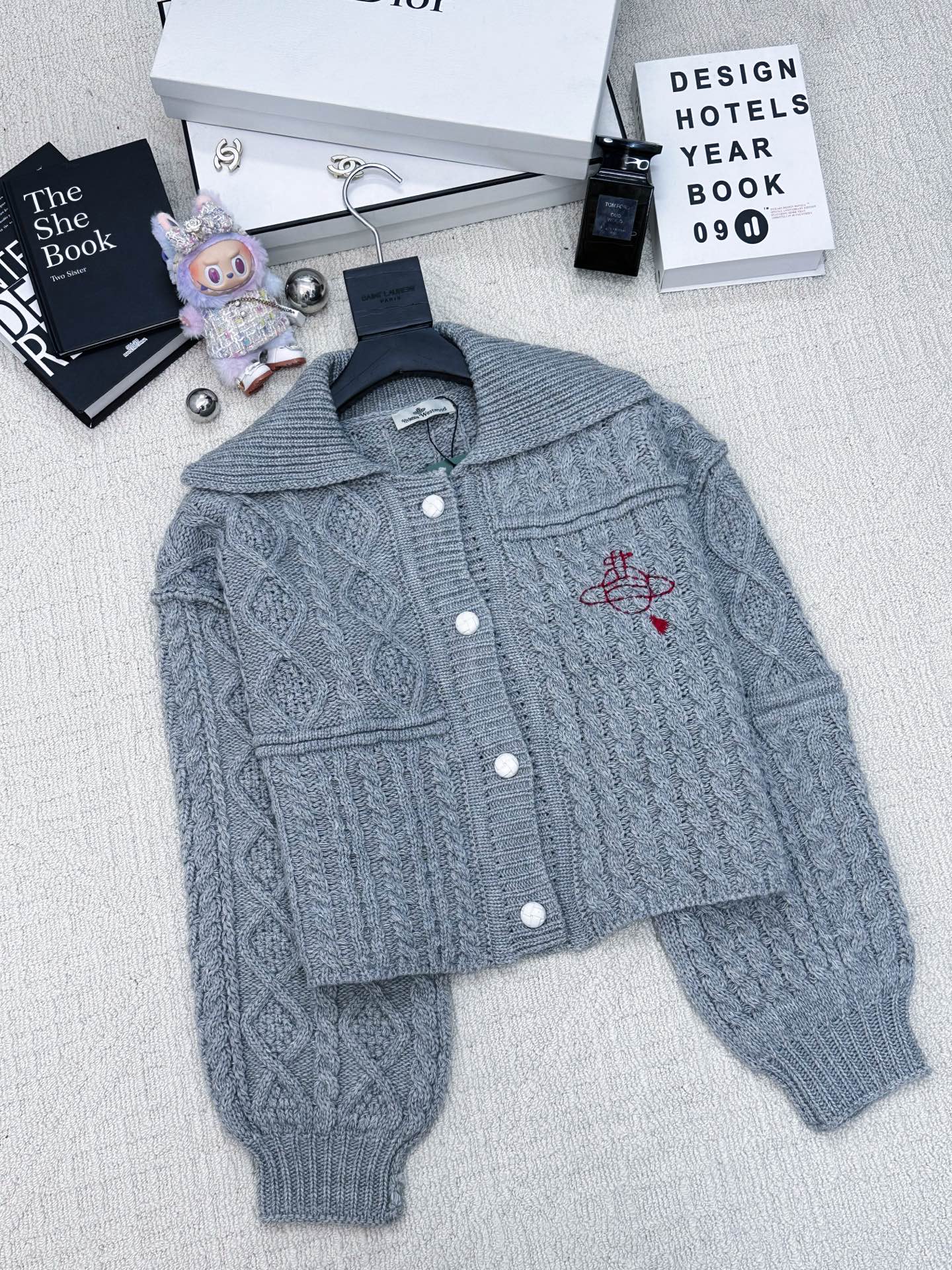 NO:586710,Autumn and winter official website new model lapel knitted cardigan style logo pattern decoration embellishment series model shipped upper body high-end atmosphere 2 color code //,,alexander wang19860909秋冬官网新款 翻领针织开衫款 logo图案修饰点缀 系列款出货 上身高级氛围感 2色碼 //,,alexander wang,Women's clothing