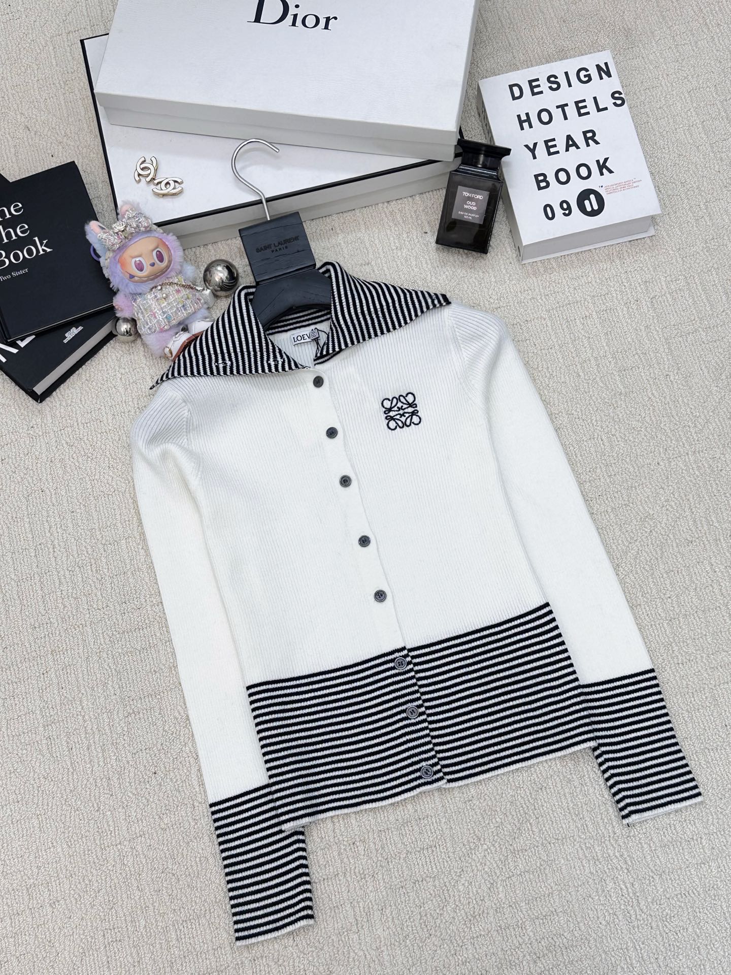 NO:586705,Loewe's new fall and winter style lapel striped patchwork cardigan style, logo pattern decoration, series models shipped, upper body with high-end atmosphere, 3 color codes //,,loewe,alexander wang19860909Loewe 秋冬新款 翻领条纹拼接开衫款 logo图案修饰点缀 系列款出货 上身高级氛围感 3色碼 //,,loewe,alexander wang,Women's clothing