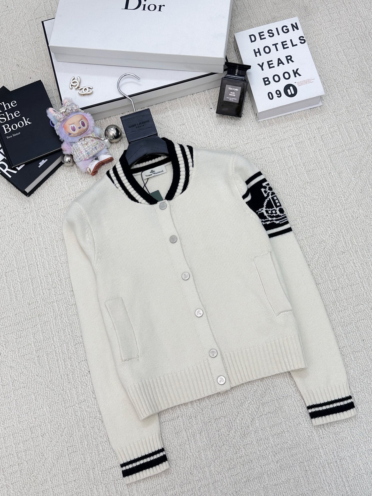 NO:579361,Vivienne Westwood West Queen Autumn and Winter New College Style Jacket Style Logo Pattern Decoration Upper Body High-Level Atmosphere 2 Color Codes //,,jackets & coats,alexander wang19860909Vivienne Westwood 西太后 秋冬新款 学院风外套款 logo图案修饰点缀 上身高级氛围感 2色碼 //,,jackets & coats,alexander wang,Women's clothing