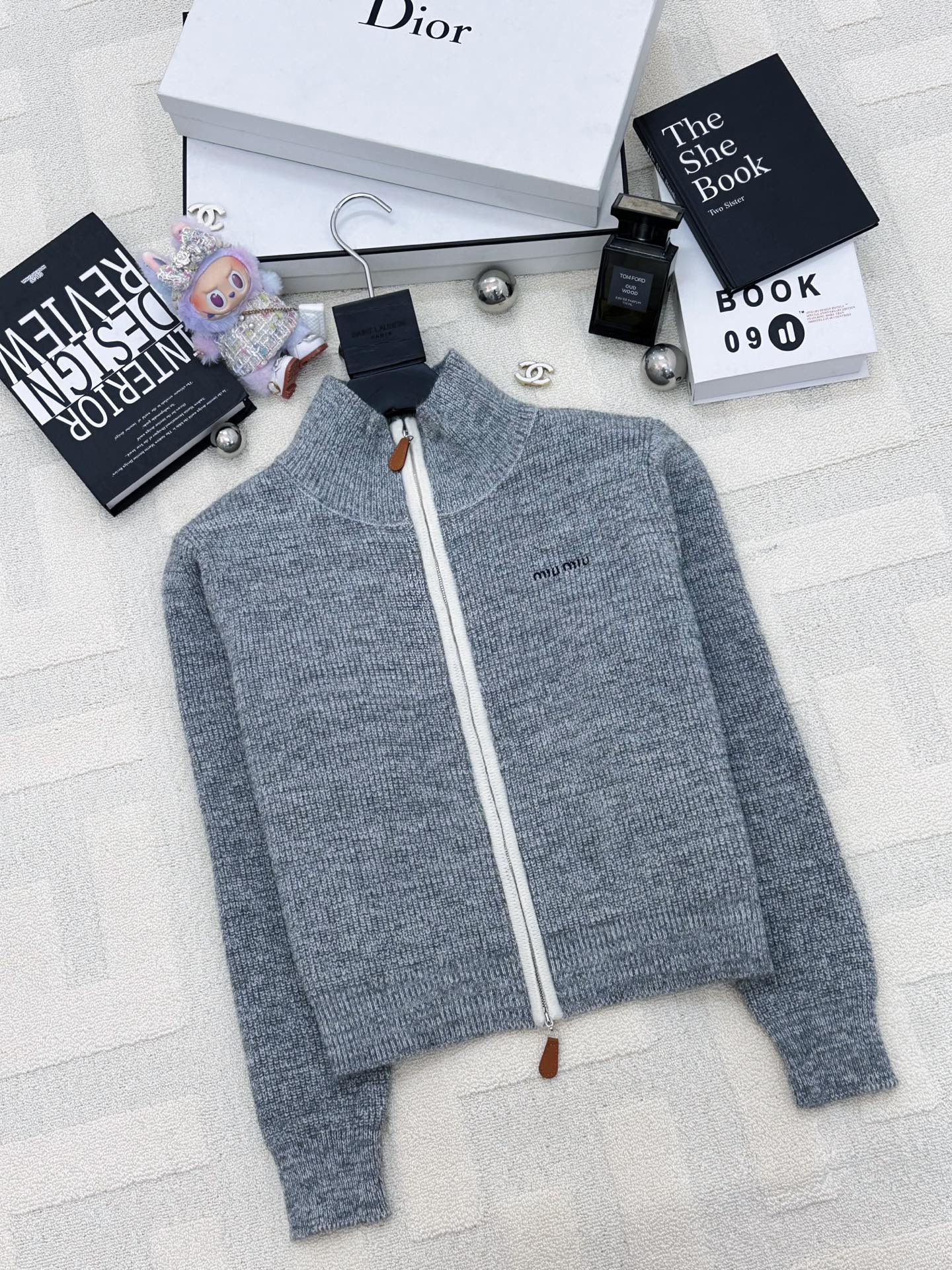 NO:579355,MIUMI* 25 new autumn and winter style, simple style zipper cardigan style, logo pattern decoration, series models shipped, upper body with high-end atmosphere, 2 color codes //,,miumiu,alexander wang19860909MIUMI* 25秋冬新款 简约风拉链开衫款 logo图案修饰点缀 系列款出货 上身高级氛围感 2色碼 //,,miumiu,alexander wang,Women's clothing