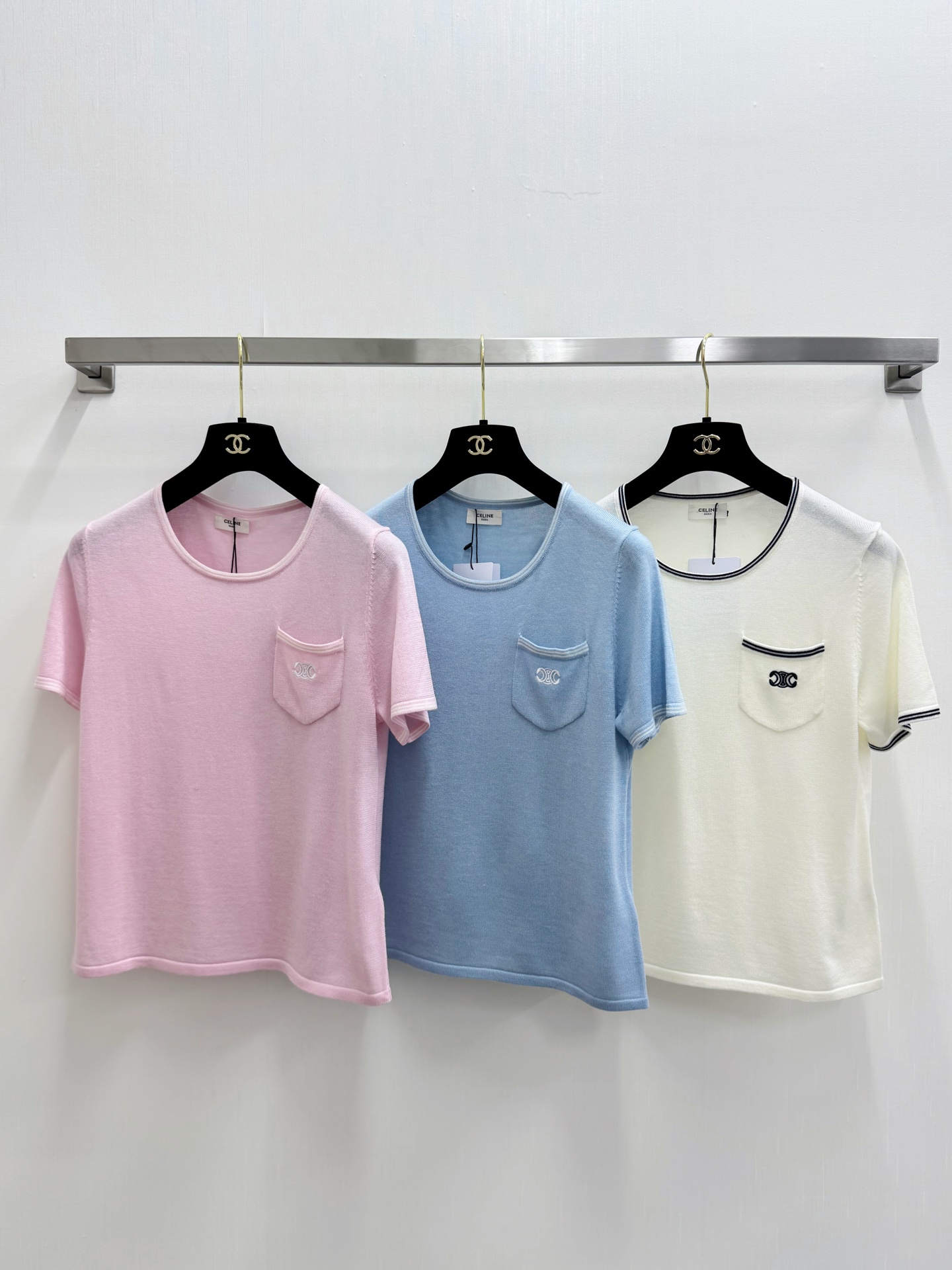 NO:877962,Celine 26 new summer style, simple round neck, short-sleeved style, logo pattern decoration, upper body full of high-end atmosphere, three-color SML,,celine,T-shirt,19860909Celine 26夏季新款 简约风圆领短袖款 logo图案修饰点缀 上身高级氛围感十足 三色SML,,celine,T-shirt,,Women's clothing
