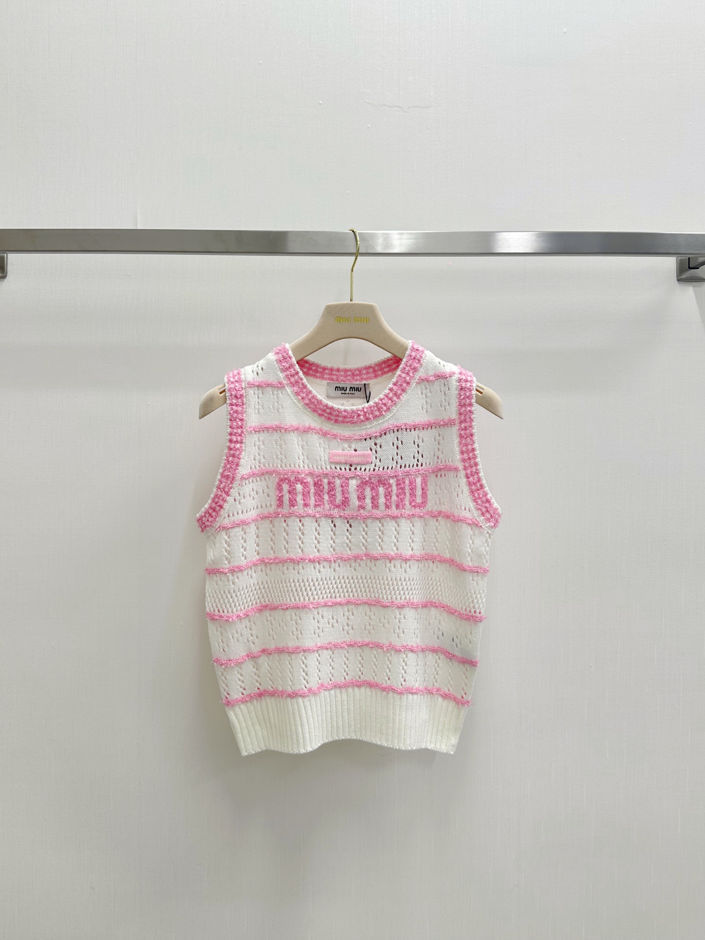 NO:877960,MIUMI* 26 new summer model, striped hollow round neck vest style, logo pattern decoration, upper body with high-end atmosphere, size SML,,miumiu,19860909MIUMI* 26夏季新款 条纹镂空圆领背心款 logo图案修饰点缀 上身高级氛围感 码数SML,,miumiu,,Women's clothing