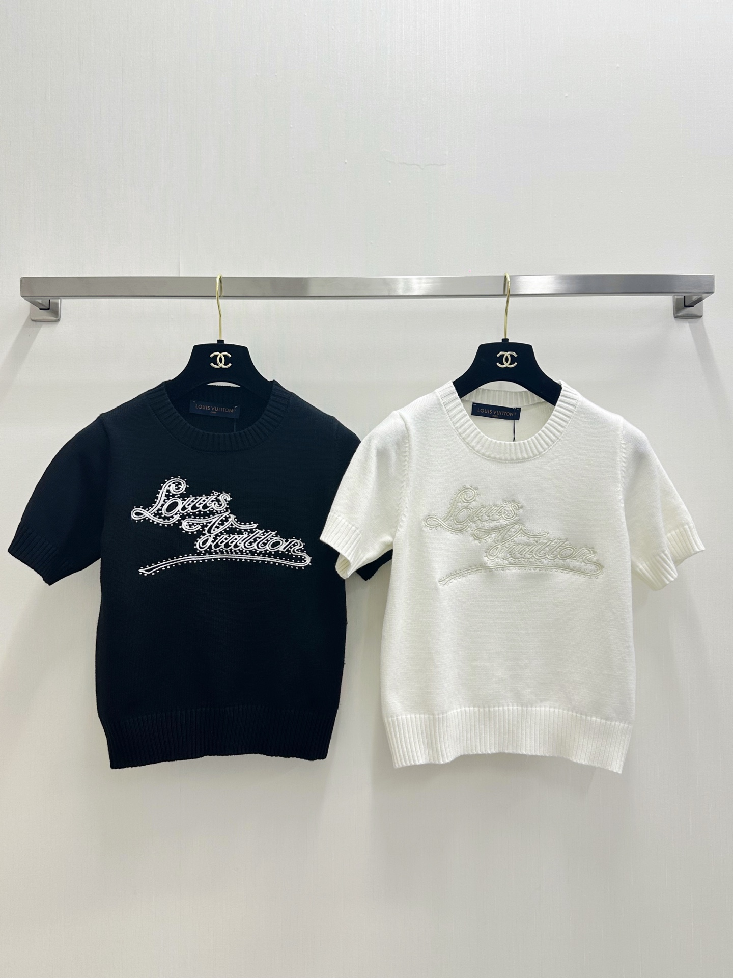 NO:877972,1V 26 new summer style, the same style as the official website with embroidered logo, short-sleeved style, logo pattern decoration, upper body with high-end atmosphere, two-color SML, T-shirt,198609091V 26夏季新款 官网同款刺绣logo短袖款 logo图案修饰点缀 上身高级氛围感 两色SML,,T-shirt,,Women's clothing