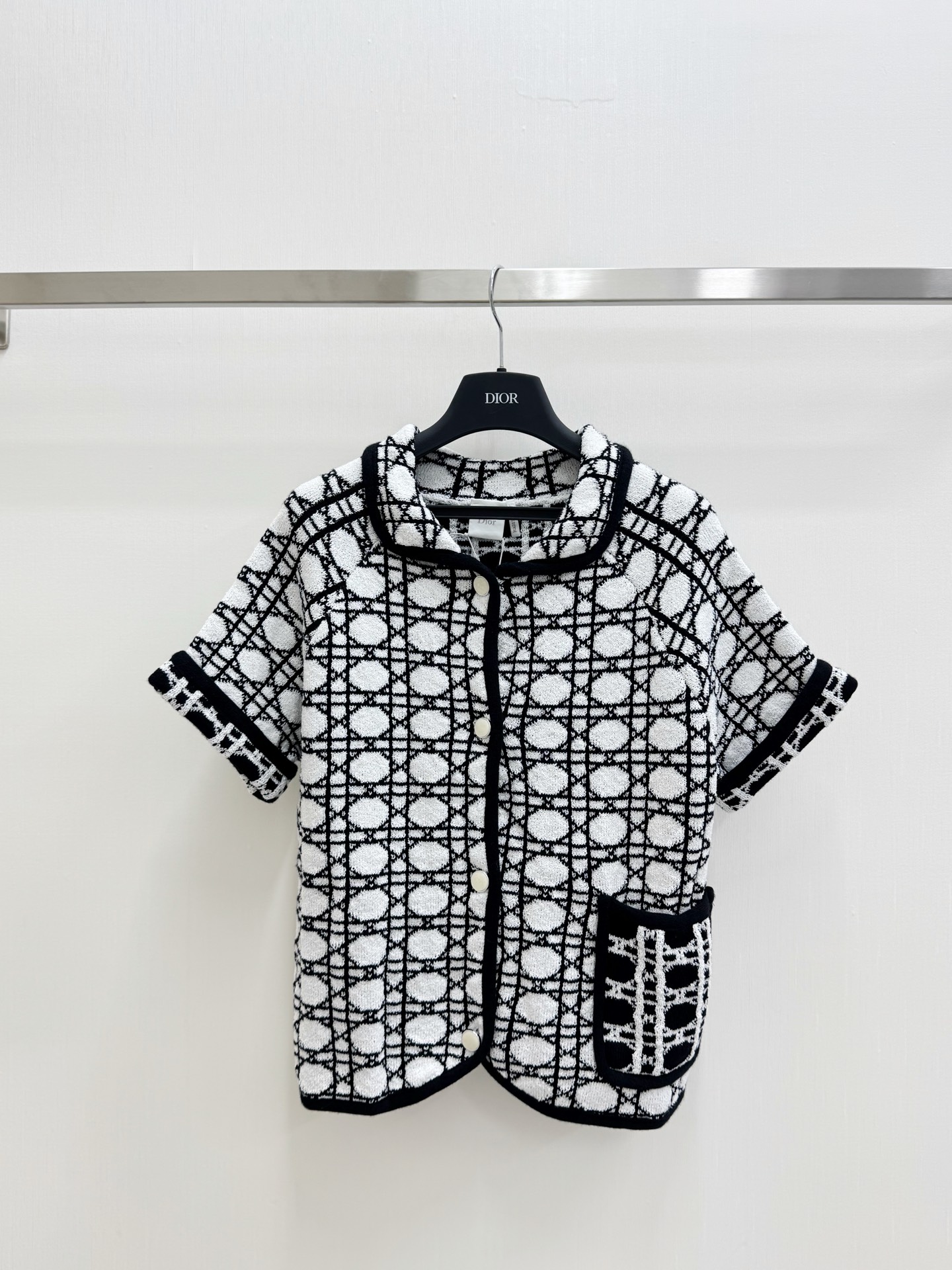 NO:877969,DIOR 26 new summer style houndstooth Polo collar cardigan short-sleeved style logo pattern decoration upper body high-end atmosphere code number SML, dior, T-shirt,19860909DIOR 26夏季新款 千鸟格Polo领开衫短袖款 logo图案修饰点缀 上身高级氛围感 码数SML,,dior,T-shirt,,Women's clothing