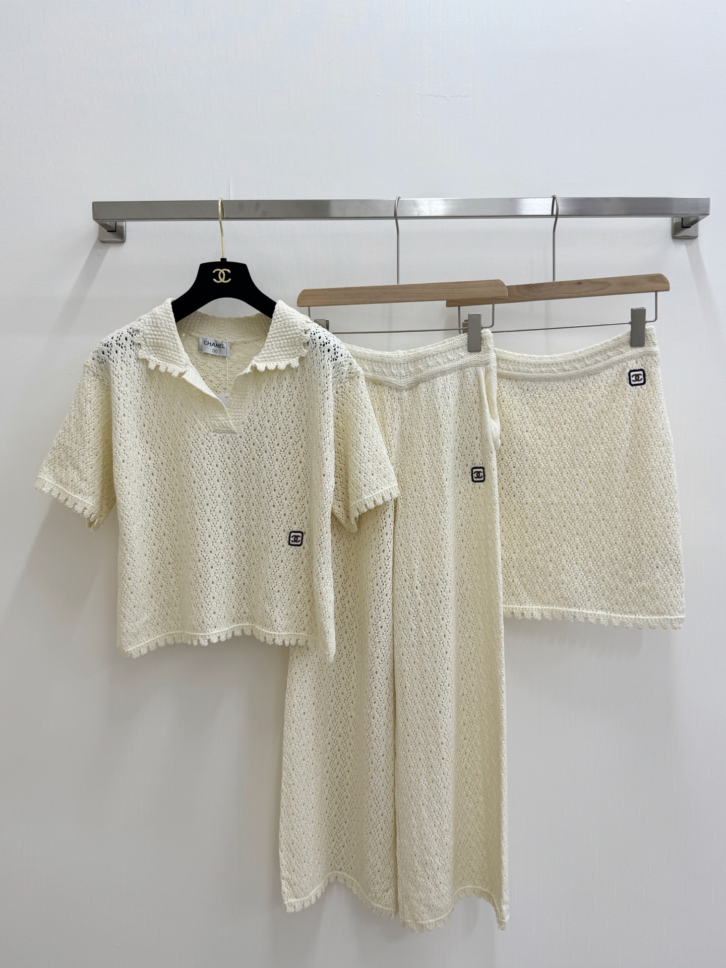 NO:883609,Top, skirt, trousers CHANEL 26 new summer series, hollow three-piece set, logo pattern decoration, upper body with high-end atmosphere, size SML,,chanel,skirts,19860909上衣 半裙 长裤 CHANEL 26夏季新款 系列款 镂空三件套 logo图案修饰点缀 上身高级氛围感 码数SML,,chanel,skirts,,Women's clothing