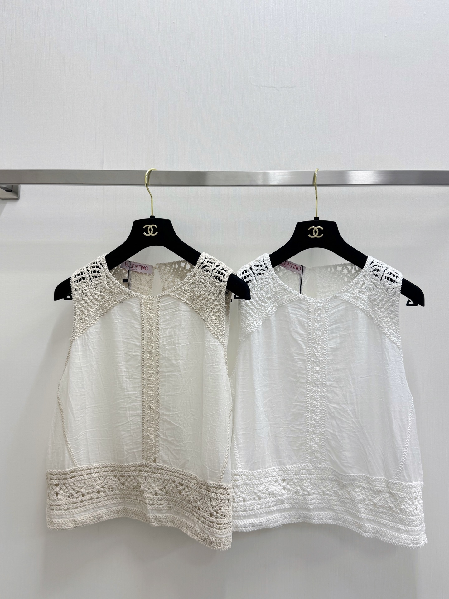 NO:883595,Valentino 26 new summer style old money style simple vest style logo pattern decoration upper body high-end atmosphere two-color SML, valentino,19860909Valentino 26夏季新款 老钱风简约背心款 logo图案修饰点缀 上身高级氛围感 两色SML,,valentino,,Women's clothing