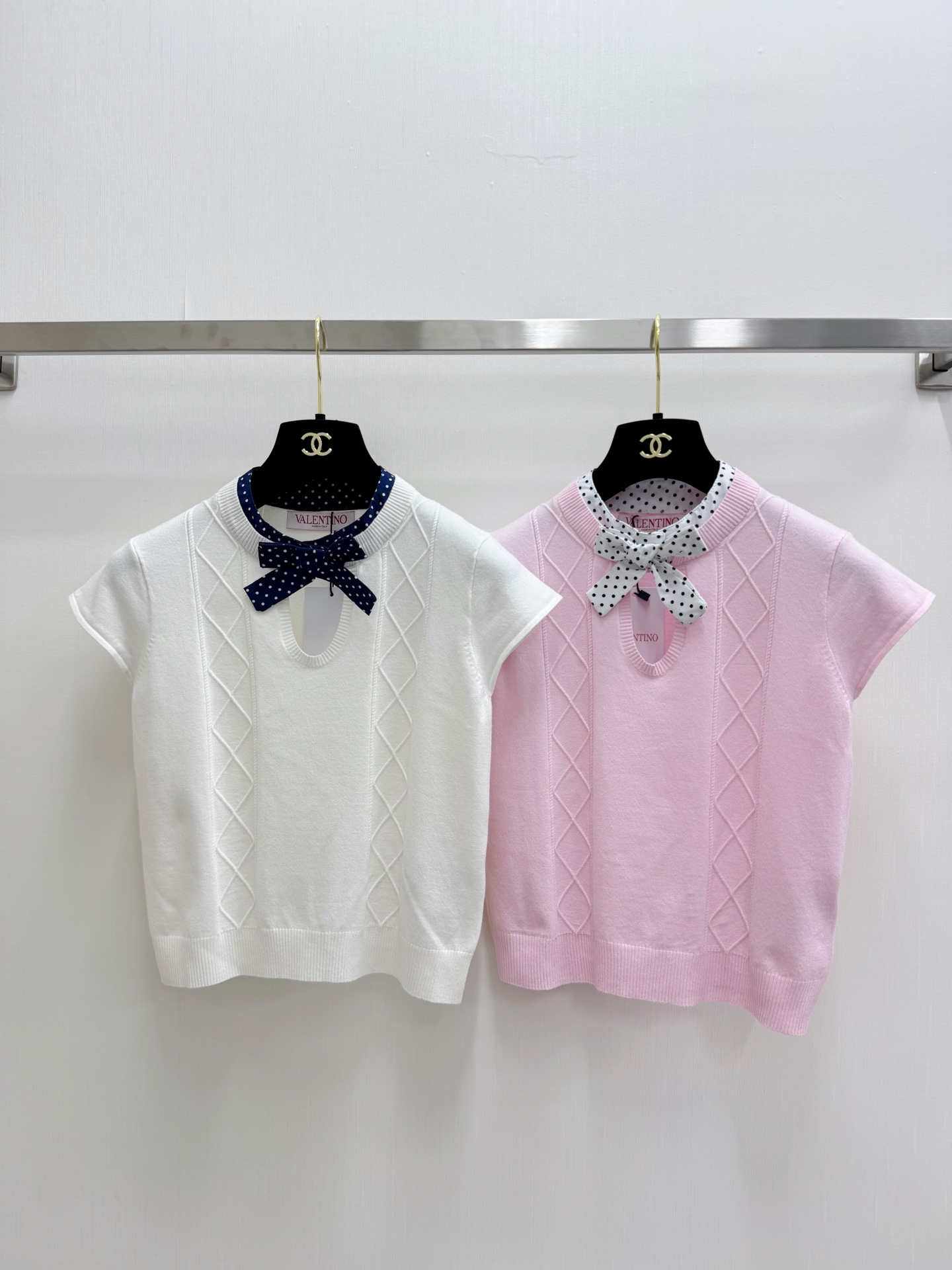 NO:883583,Valentino 26 new summer model, short-sleeved model with bow tie at neckline, logo pattern decoration, upper body with high-end atmosphere, two-color SML, valentino, T-shirt,19860909Valentino 26夏季新款 领口蝴蝶结短袖款 logo图案修饰点缀 上身高级氛围感 两色SML,,valentino,T-shirt,,Women's clothing