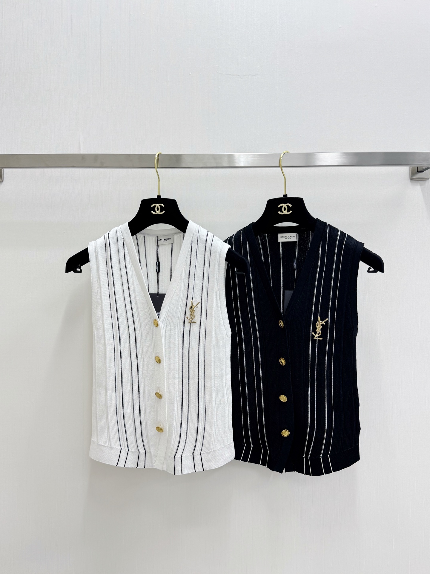 NO:883558,YSL 26 new summer style old money style cardigan vest style logo pattern decoration upper body high-end atmosphere two-color SML, saint laurent,19860909YSL 26夏季新款 老钱风开衫马甲款 logo图案修饰点缀 上身高级氛围感 两色SML,,saint laurent,,Women's clothing