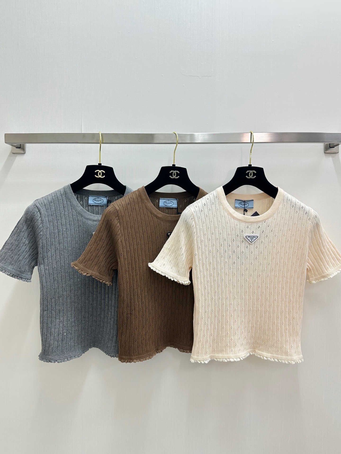 NO:883548,Prada 26 new summer style, hollow round neck, short-sleeved style, logo pattern decoration, upper body with high-end atmosphere, three-color SML, prada, T-shirt,19860909Prada 26夏季新款 镂空圆领短袖款 logo图案修饰点缀 上身高级氛围感 三色SML,,prada,T-shirt,,Women's clothing