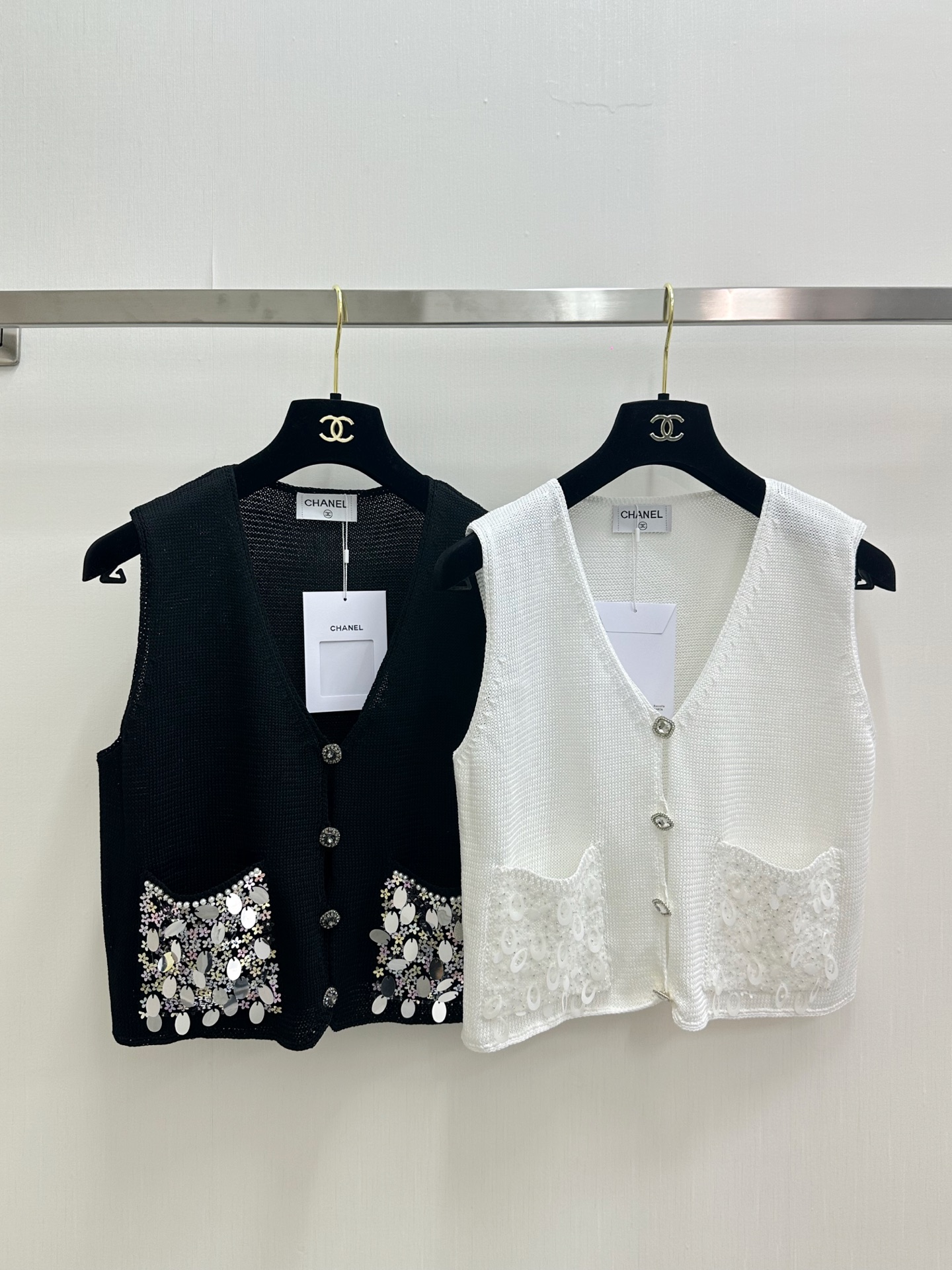 NO:883537,CHANEL 26 new summer style handmade sequin cardigan vest style logo pattern decoration upper body high-end atmosphere two-color SML,,chanel,19860909CHANEL 26夏季新款 手工珠片开衫马甲款 logo图案修饰点缀 上身高级氛围感 两色SML,,chanel,,Women's clothing