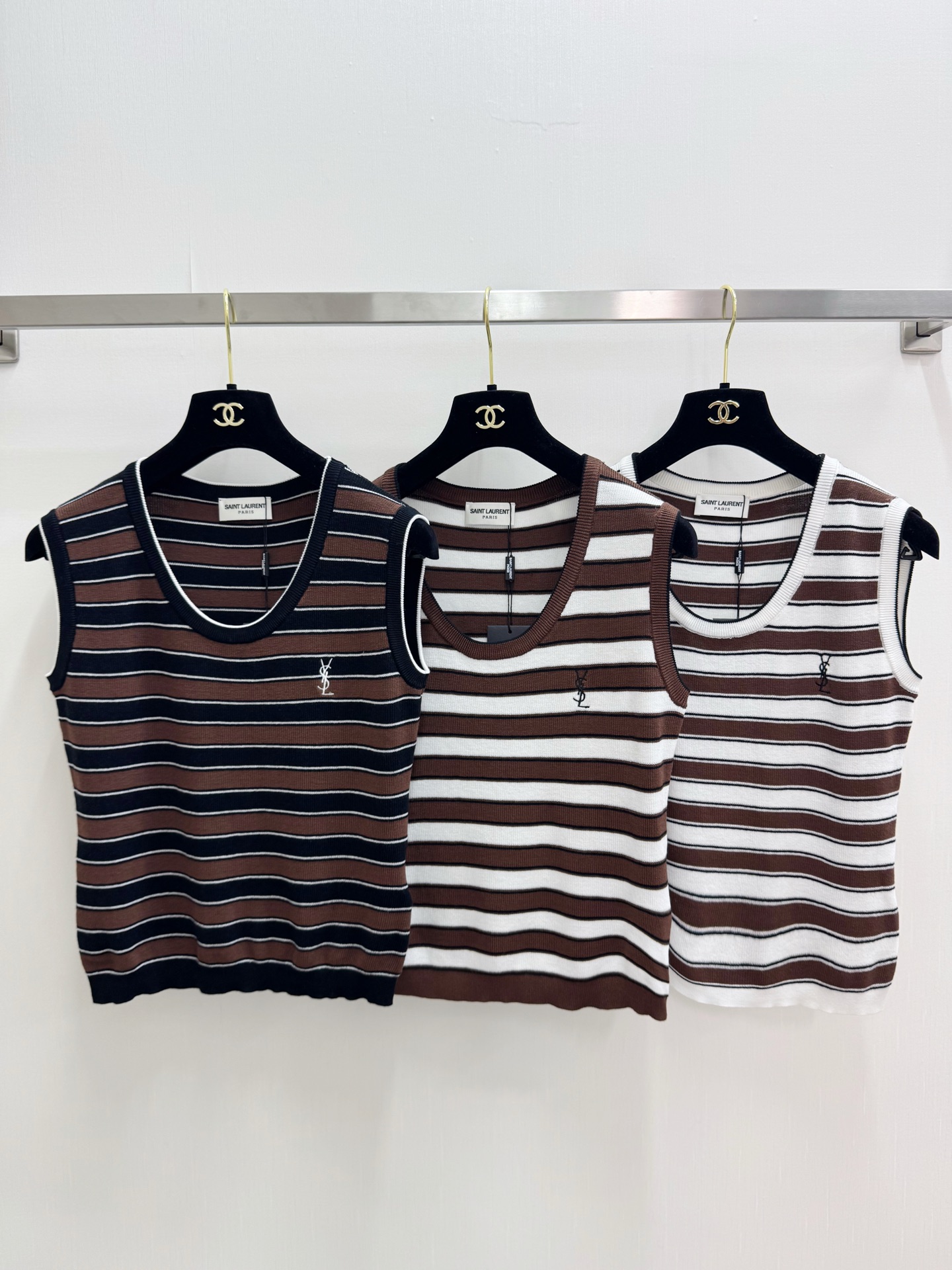 NO:883641,YSL 26 new summer style striped stitching knitted vest logo pattern decoration upper body high-end atmosphere three-color SML, saint laurent,19860909YSL 26夏季新款 条纹拼接针织背心 logo图案修饰点缀 上身高级氛围感 三色SML,,saint laurent,,Women's clothing