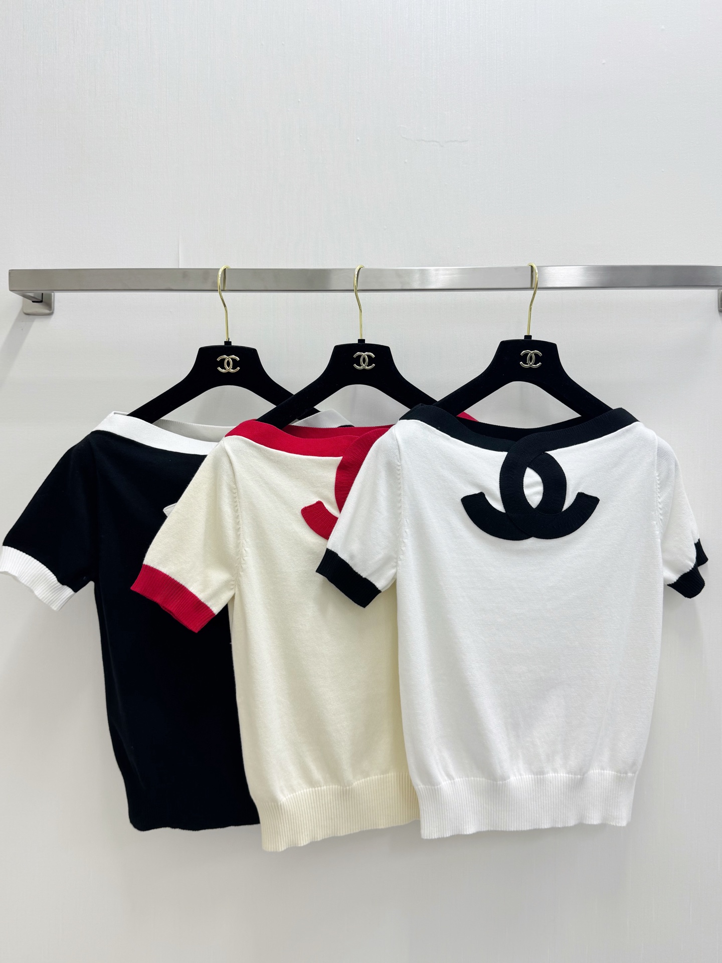 NO:883613,CHANEL 26 new summer style, one-shoulder short-sleeved style, logo pattern decoration, upper body full of high-end atmosphere, three-color SML, chanel, T-shirt,19860909CHANEL 26夏季新款 一字肩短袖款 logo图案修饰点缀 上身高级氛围感十足 三色SML,,chanel,T-shirt,,Women's clothing