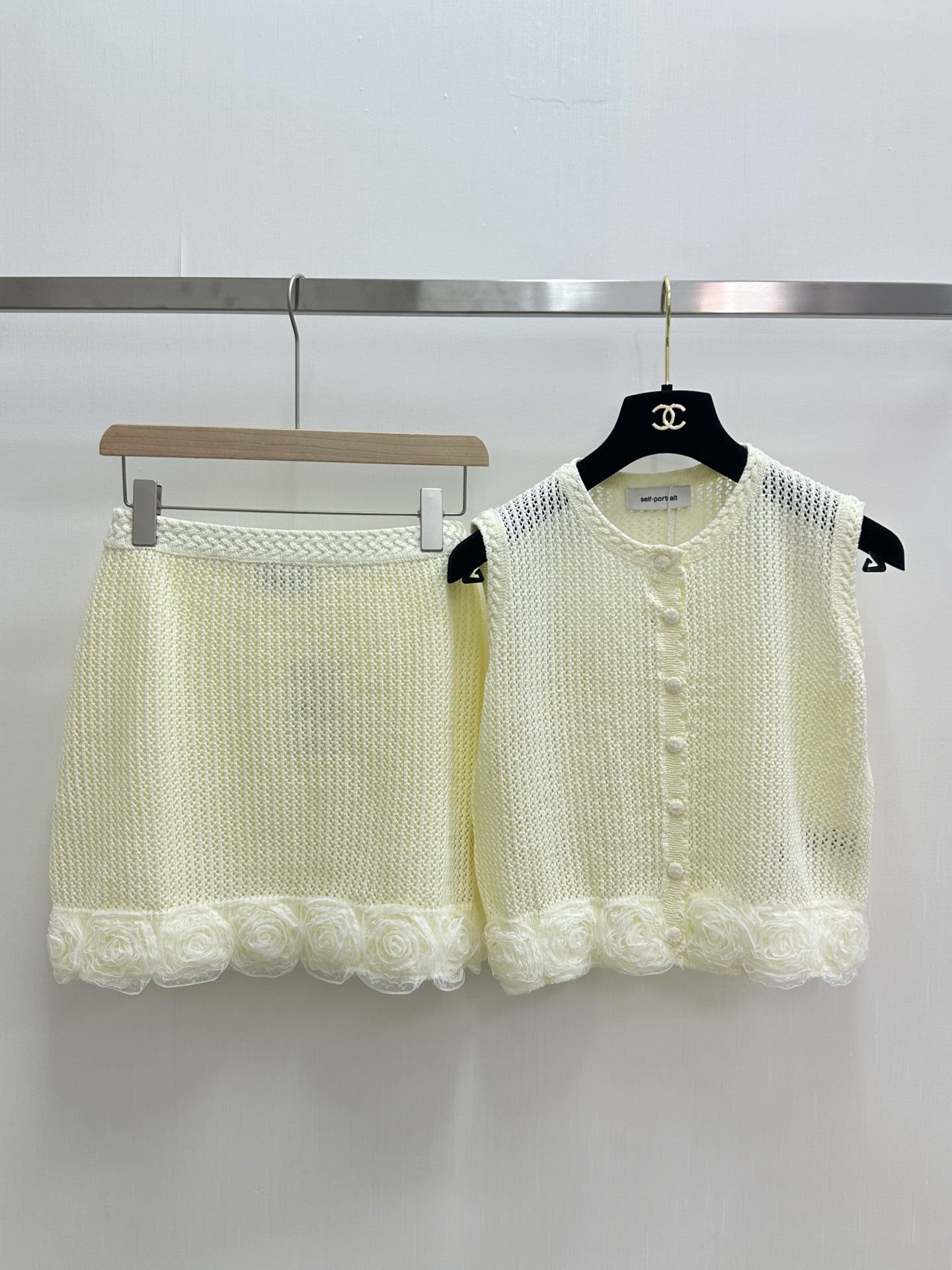 NO:883599,'Selfprotrait's new summer lace hollow knitted suit' is minimalist and luxurious, with lace flowers on the hem and an elegant upper body. Size SML,19860909「Selfprotrait 夏季新款 花边镂空针织套装」 极简高奢,下摆蕾丝花朵点缀,上身贵气 码数SML,,,Women's clothing