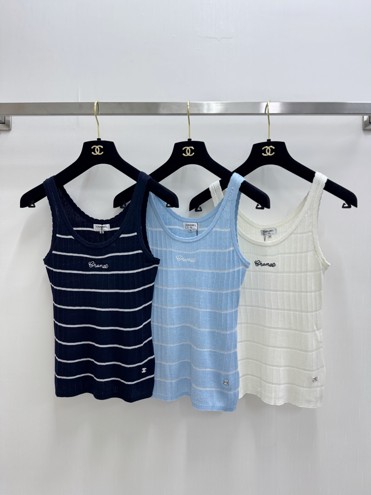 NO:888962,'CHANEL 26 new summer style hollow striped vest' Logo pattern decoration embellishment upper body high-end atmosphere three-color SML,,chanel,19860909「CHANEL 26夏季新款 镂空条纹背心」 Logo图案修饰点缀 上身高级氛围感 三色SML,,chanel,,Women's clothing