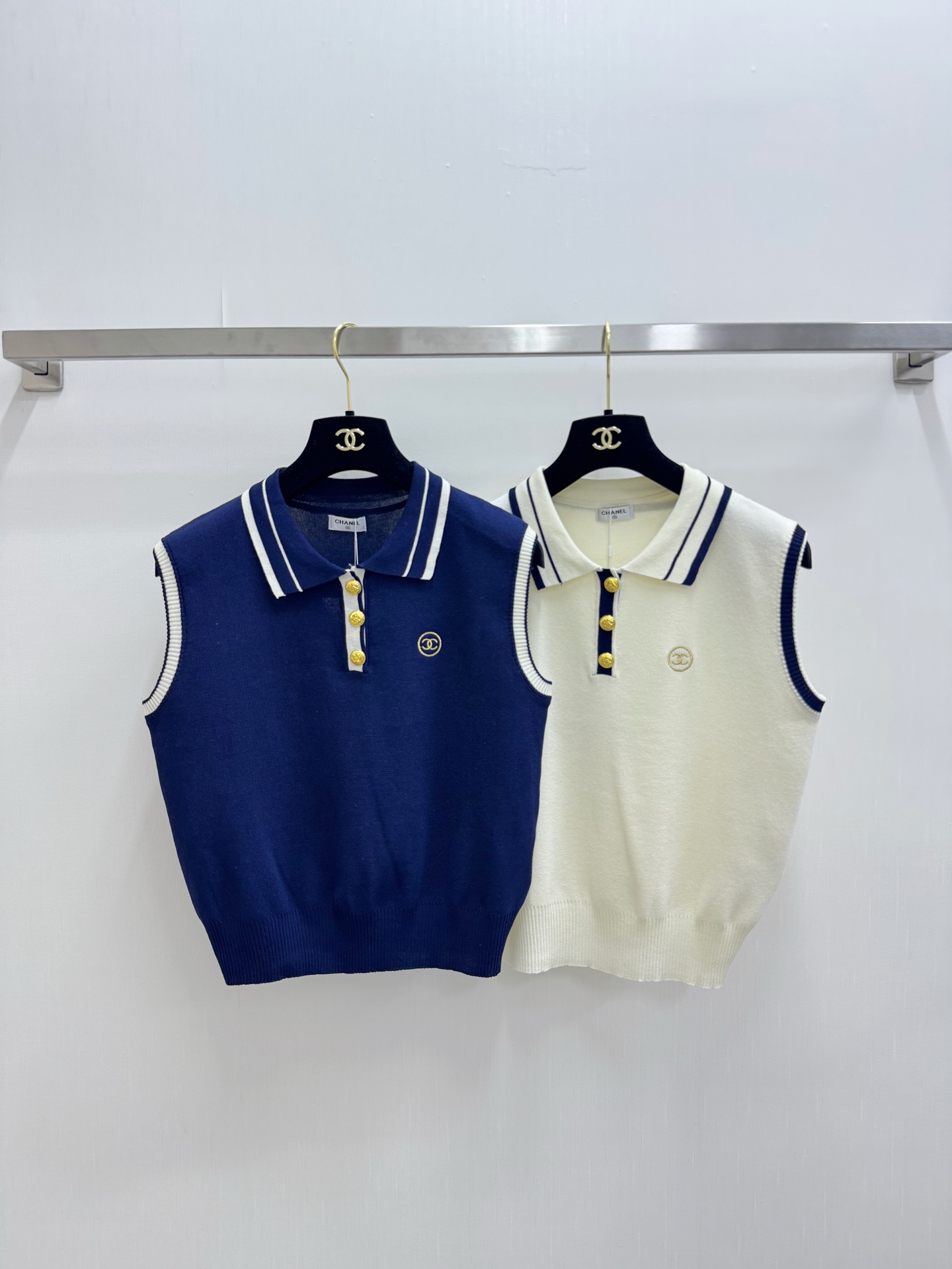 NO:888970,'CHANEL 26 new summer style striped contrasting Polo collar vest' Logo pattern decoration and upper body high-end atmosphere two-color SML,,chanel,19860909「CHANEL 26夏季新款 条纹撞色Polo领背心」 Logo图案修饰点缀 上身高级氛围感 两色SML,,chanel,,Women's clothing
