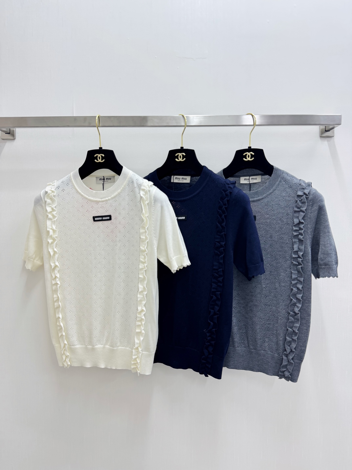 NO:888979,'MIUMI* 26 new summer model, hollow round neck short sleeves with wooden earrings' Logo pattern decoration, upper body with high-end atmosphere, three-color SML,,miumiu,T-shirt,19860909「MIUMI* 26夏季新款 镂空木耳边圆领短袖」 Logo图案修饰点缀 上身高级氛围感 三色SML,,miumiu,T-shirt,,Women's clothing