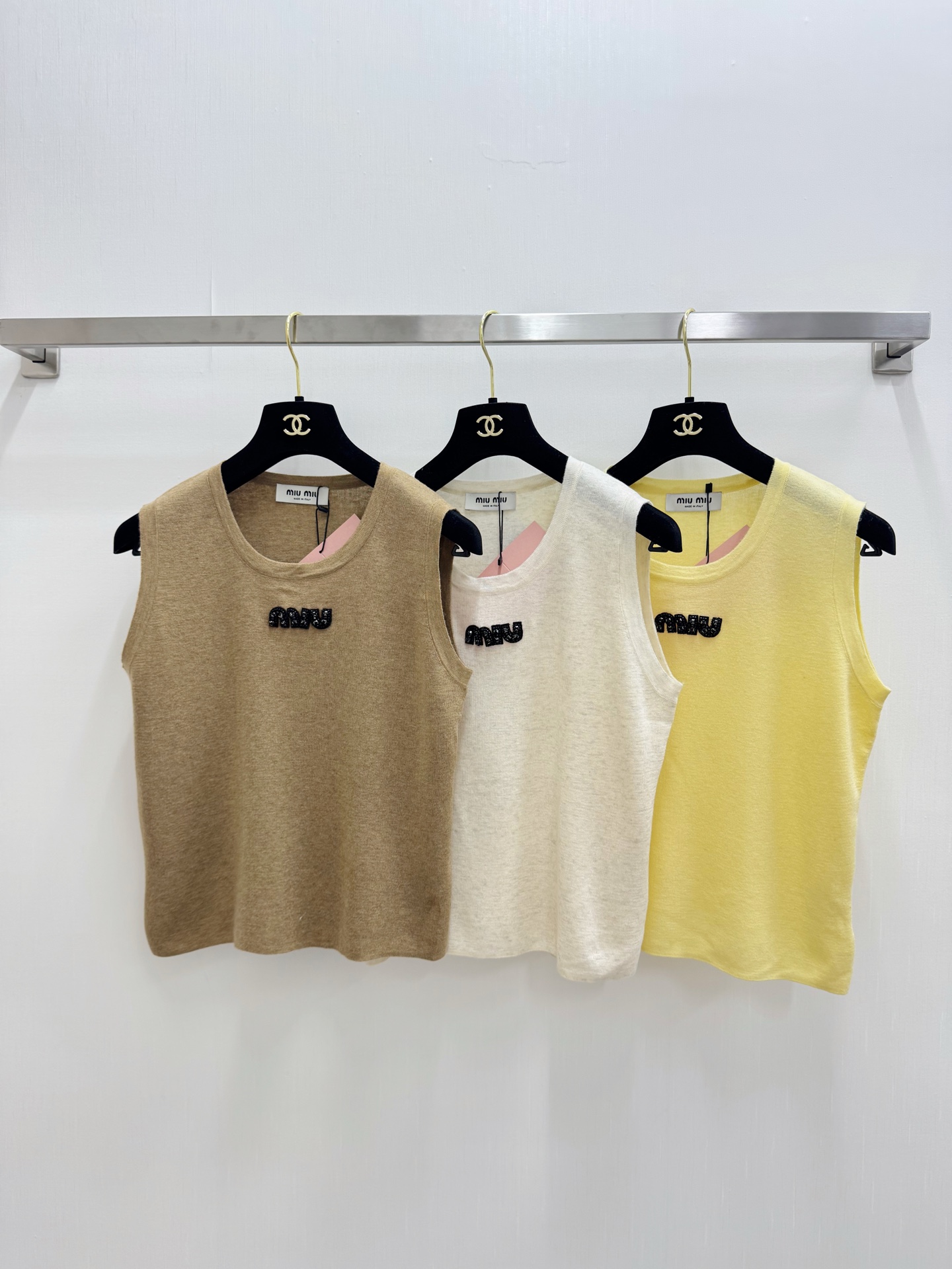 NO:888988,'MIUMI* 26 new summer style handmade sequined logo vest' Logo pattern decoration and high-end atmosphere on the upper body. Three-color SML,,miumiu,19860909「MIUMI* 26夏季新款 手工珠片logo背心」 Logo图案修饰点缀 上身高级氛围感 三色SML,,miumiu,,Women's clothing