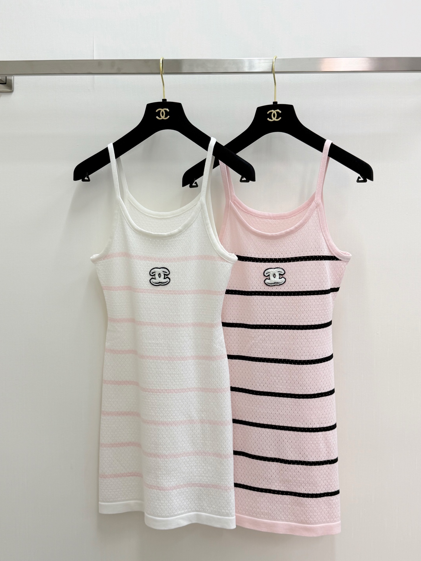 NO:889002,'CHANEL 26 new summer striped suspender dress' Logo pattern decoration and high-end atmosphere on the upper body, two-color SML,,chanel,skirts,19860909「CHANEL 26夏季新款 条纹吊带连衣裙」 Logo图案修饰点缀 上身高级氛围感 两色SML,,chanel,skirts,,Women's clothing