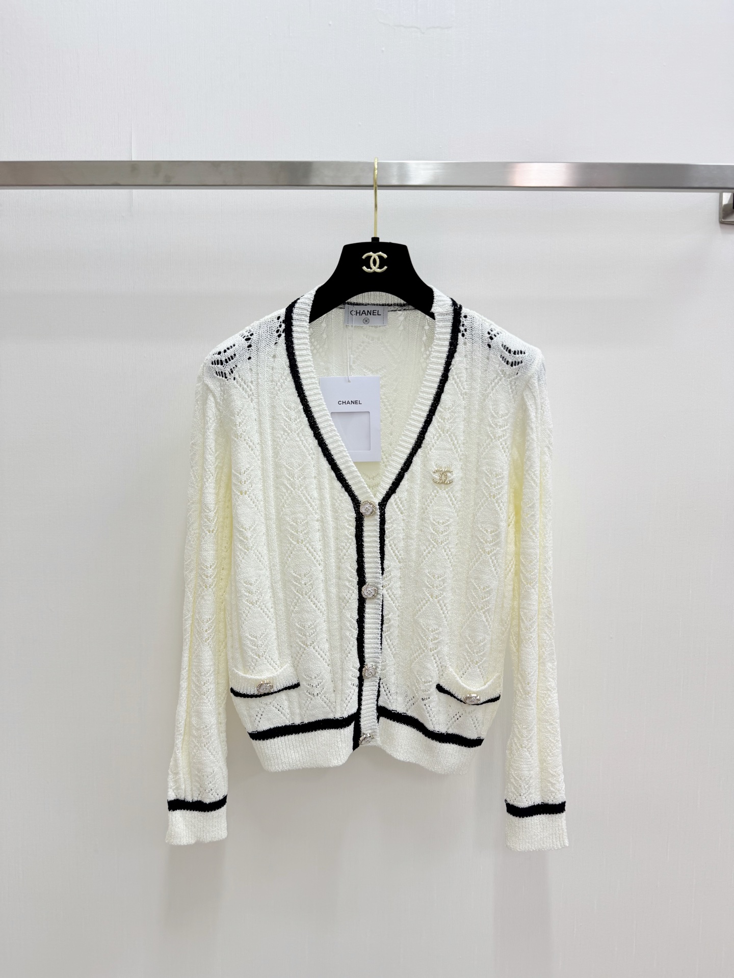 CHANEL 26夏季新款 V领开衫长袖款 logo图案修饰点缀 上身高级氛围感🈵️🈵️ 两色SML
