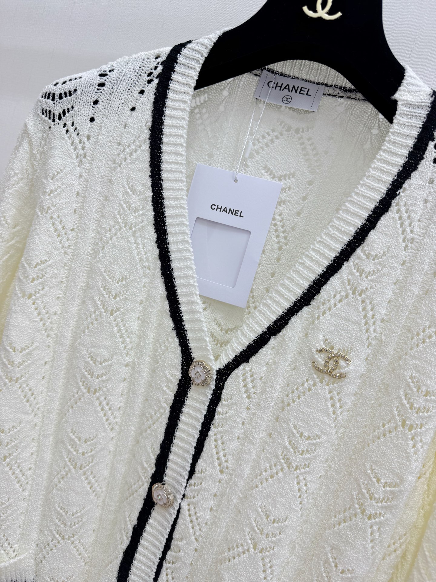 CHANEL 26夏季新款 V领开衫长袖款 logo图案修饰点缀 上身高级氛围感🈵️🈵️ 两色SML