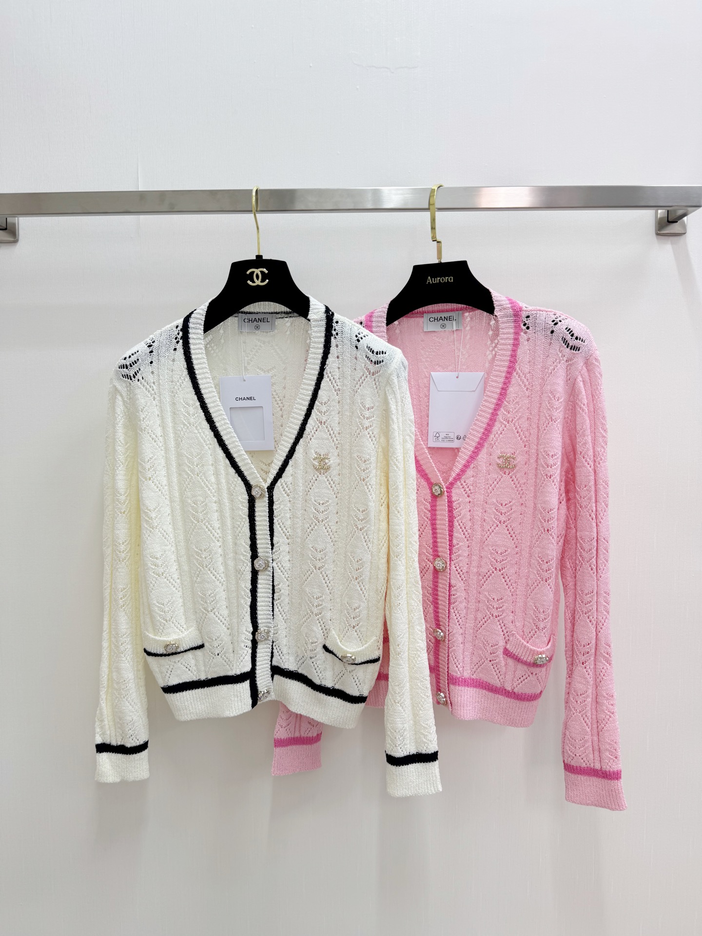 CHANEL 26夏季新款 V领开衫长袖款 logo图案修饰点缀 上身高级氛围感🈵️🈵️ 两色SML