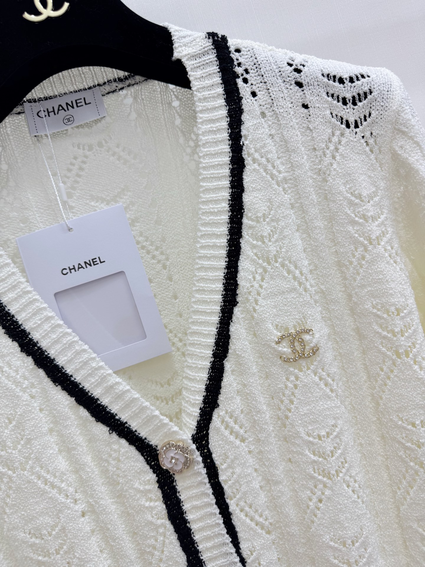 CHANEL 26夏季新款 V领开衫长袖款 logo图案修饰点缀 上身高级氛围感🈵️🈵️ 两色SML