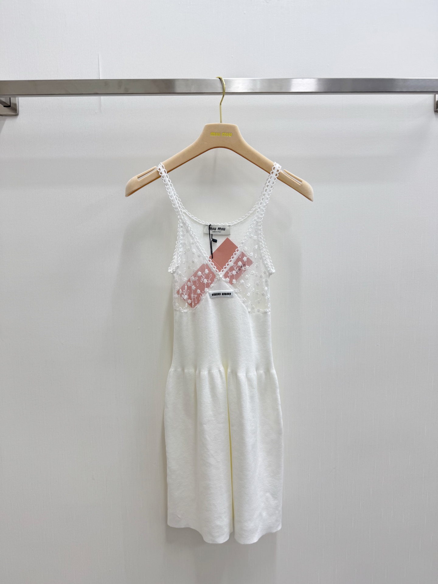 MIUMI* 26夏季系列款 蕾丝吊带连衣裙款 logo图案修饰点缀 上身高级氛围感🈵️🈵️ 码数SML