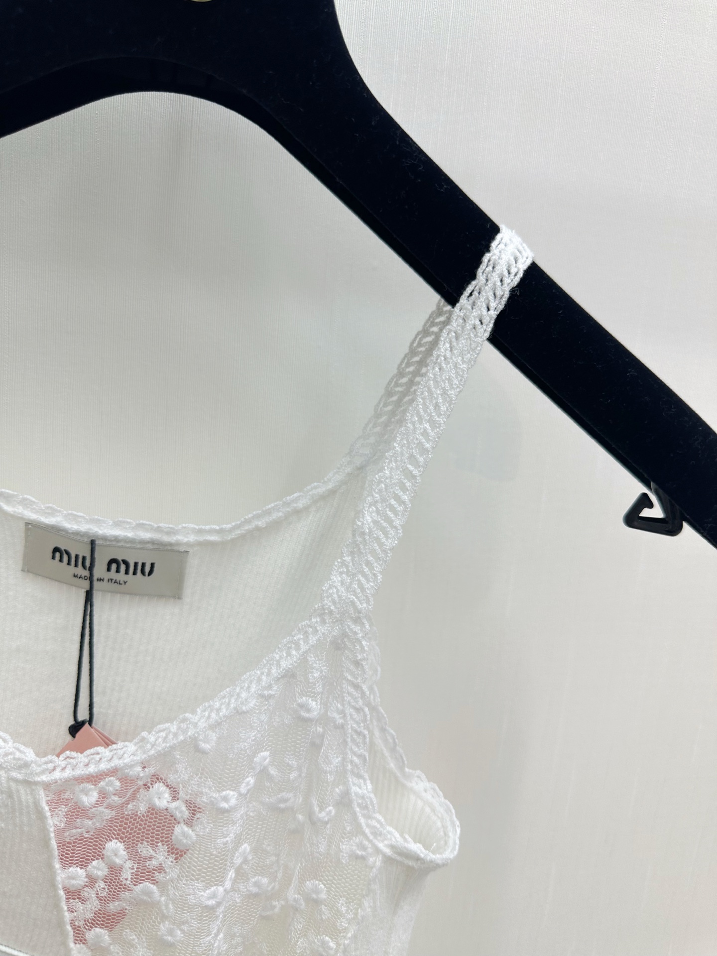 MIUMI* 26夏季系列款 蕾丝吊带背心 logo图案修饰点缀 上身高级氛围感🈵️🈵️ 码数SML