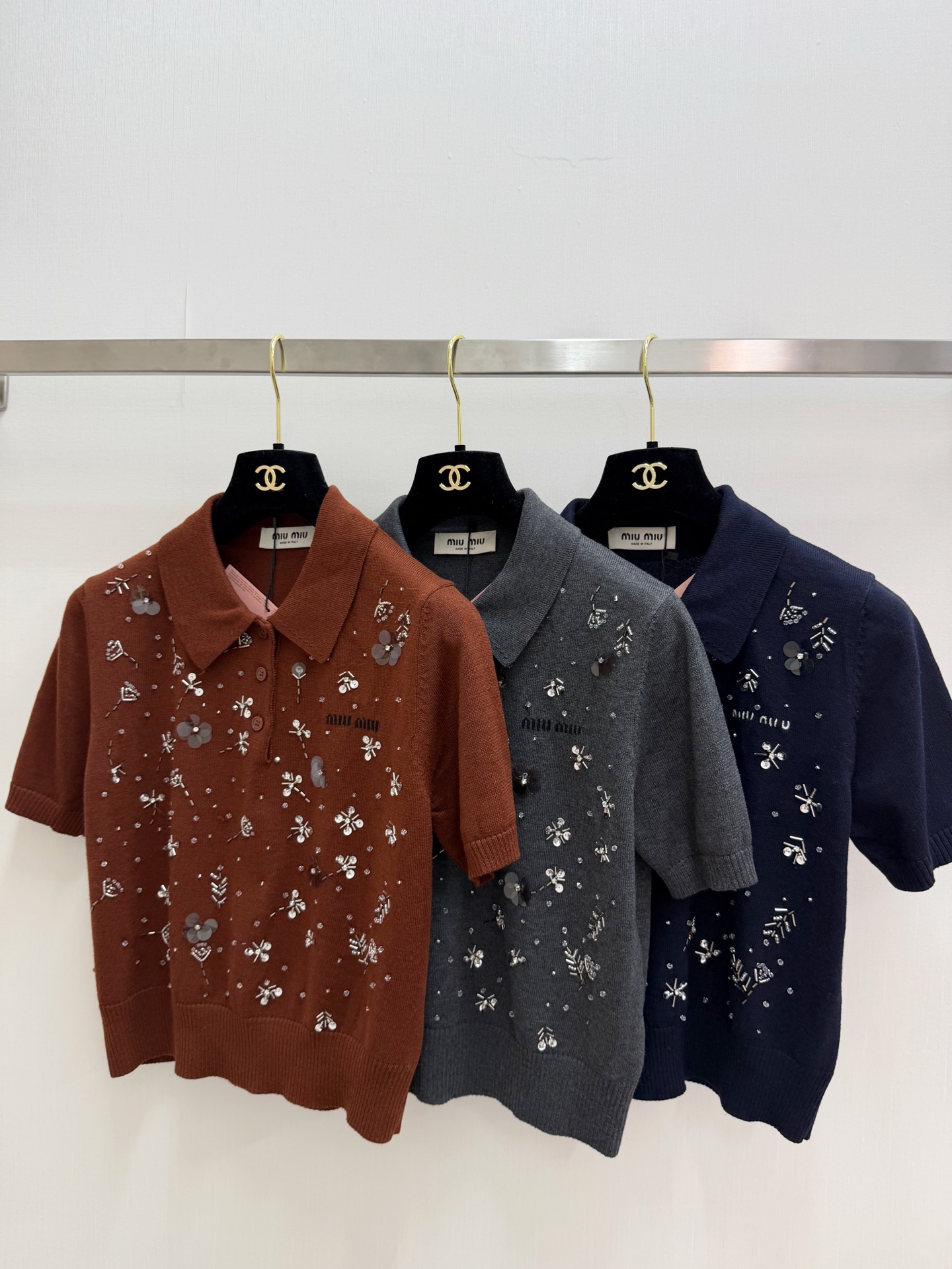MIUMI* 26夏季新款 重工钉珠Polo领短袖款 logo图案修饰点缀 上身高级氛围感🈵️🈵️ 三色