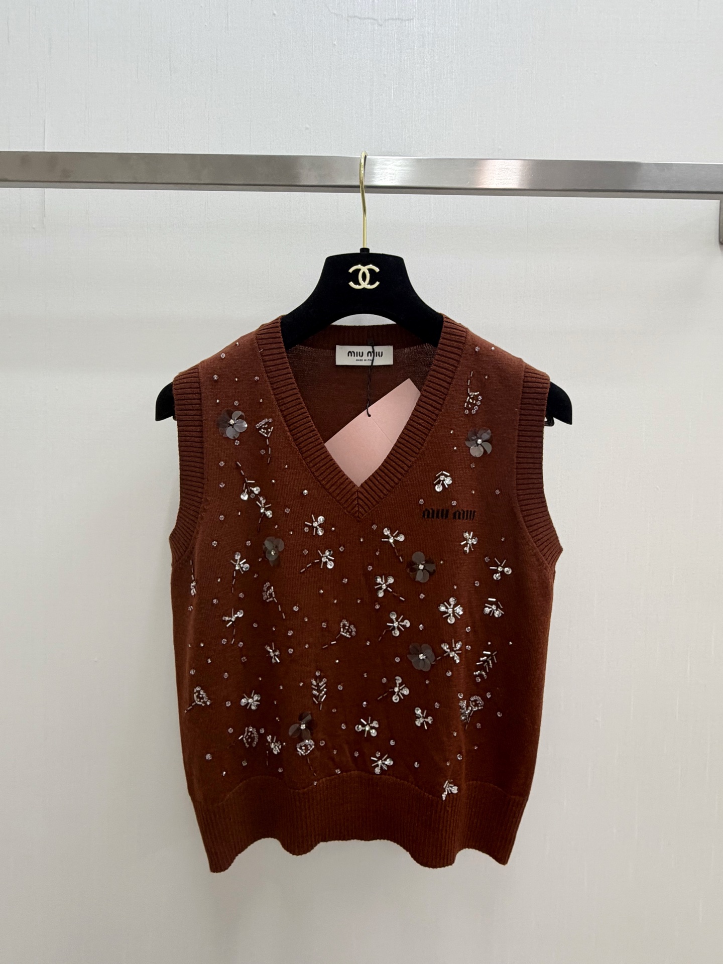 MIUMI* 26夏季新款 重工钉珠马甲款 logo图案修饰点缀 上身高级氛围感🈵️🈵️ 三色SML