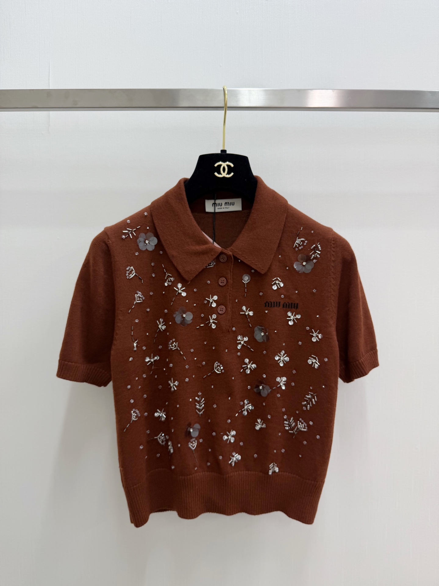 MIUMI* 26夏季新款 重工钉珠Polo领短袖款 logo图案修饰点缀 上身高级氛围感🈵️🈵️ 三色