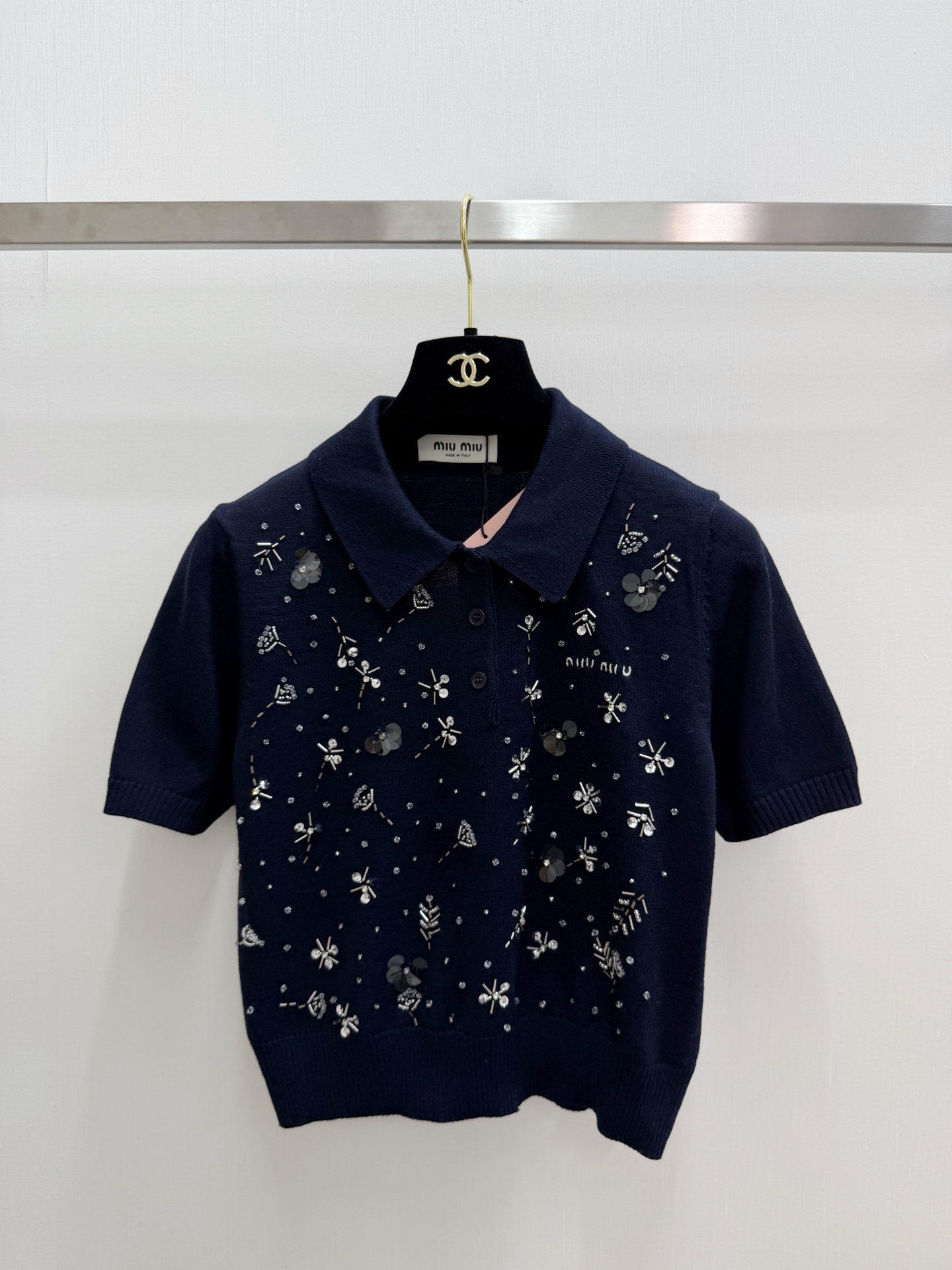 MIUMI* 26夏季新款 重工钉珠Polo领短袖款 logo图案修饰点缀 上身高级氛围感🈵️🈵️ 三色