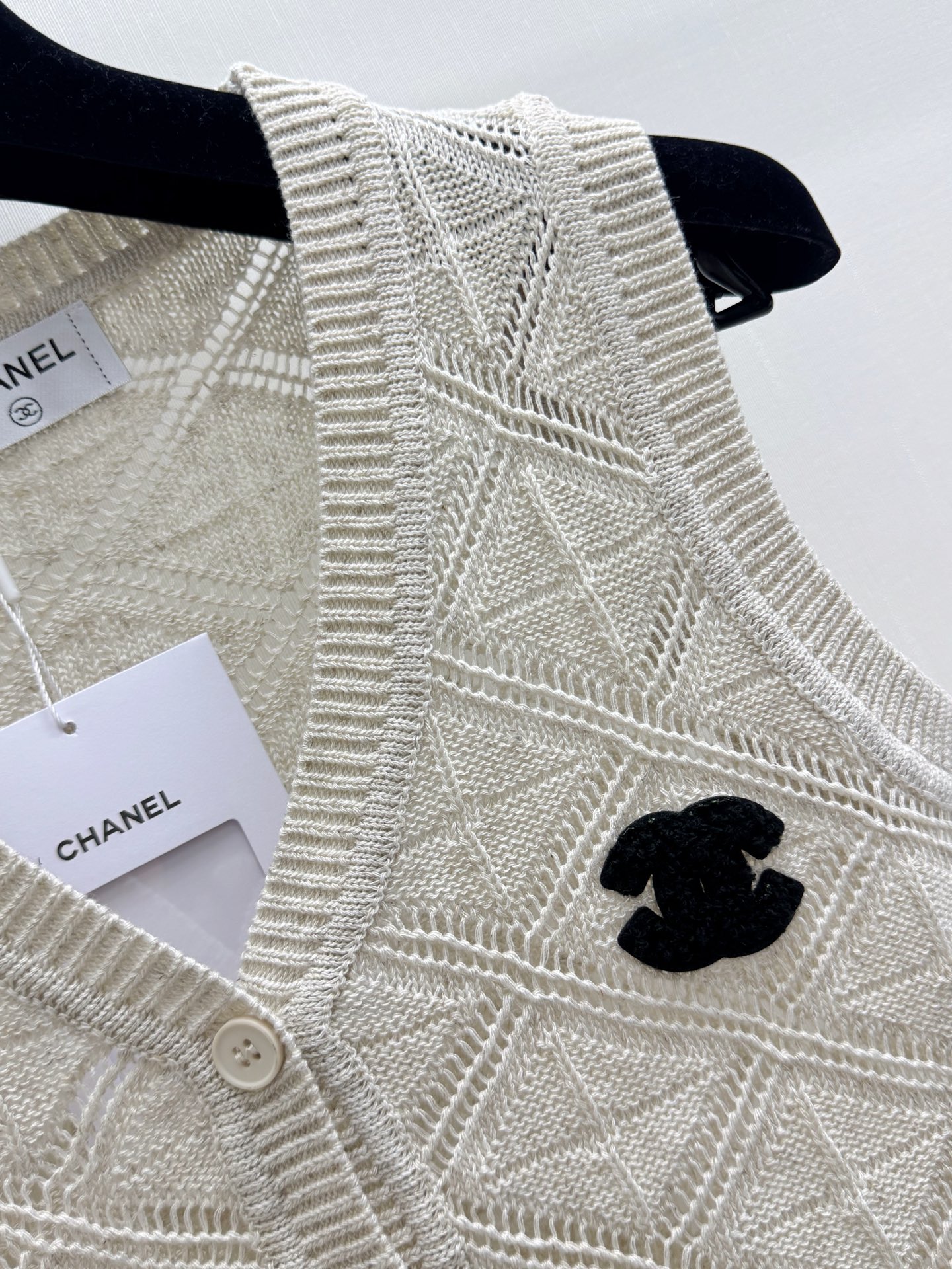 CHANEL 26夏季新款 开衫马甲款 logo图案修饰点缀 上身高级氛围感🈵️🈵️ 两色SML