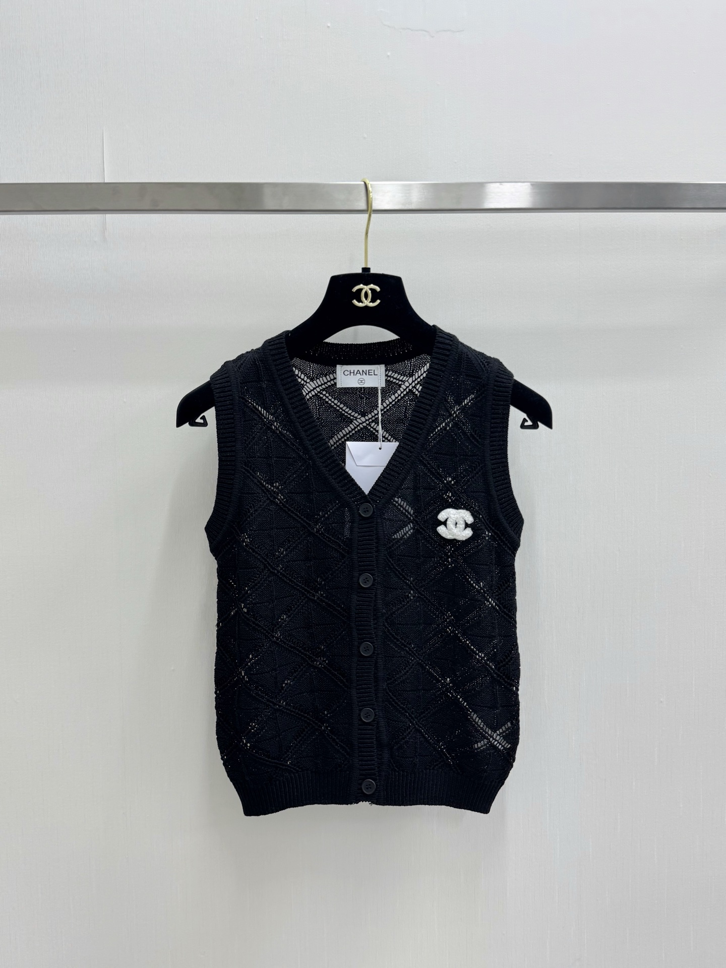 CHANEL 26夏季新款 开衫马甲款 logo图案修饰点缀 上身高级氛围感🈵️🈵️ 两色SML