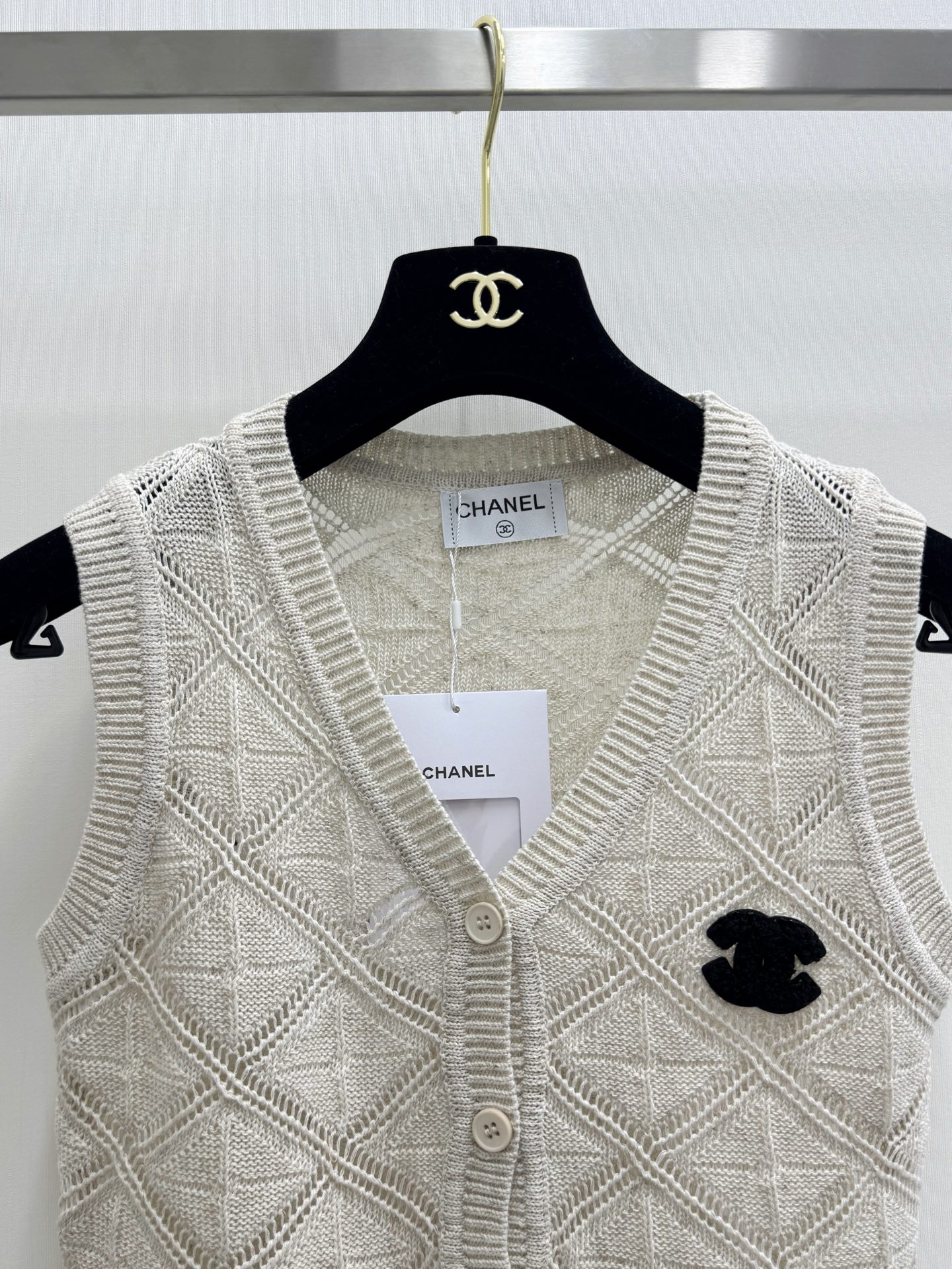 CHANEL 26夏季新款 开衫马甲款 logo图案修饰点缀 上身高级氛围感🈵️🈵️ 两色SML