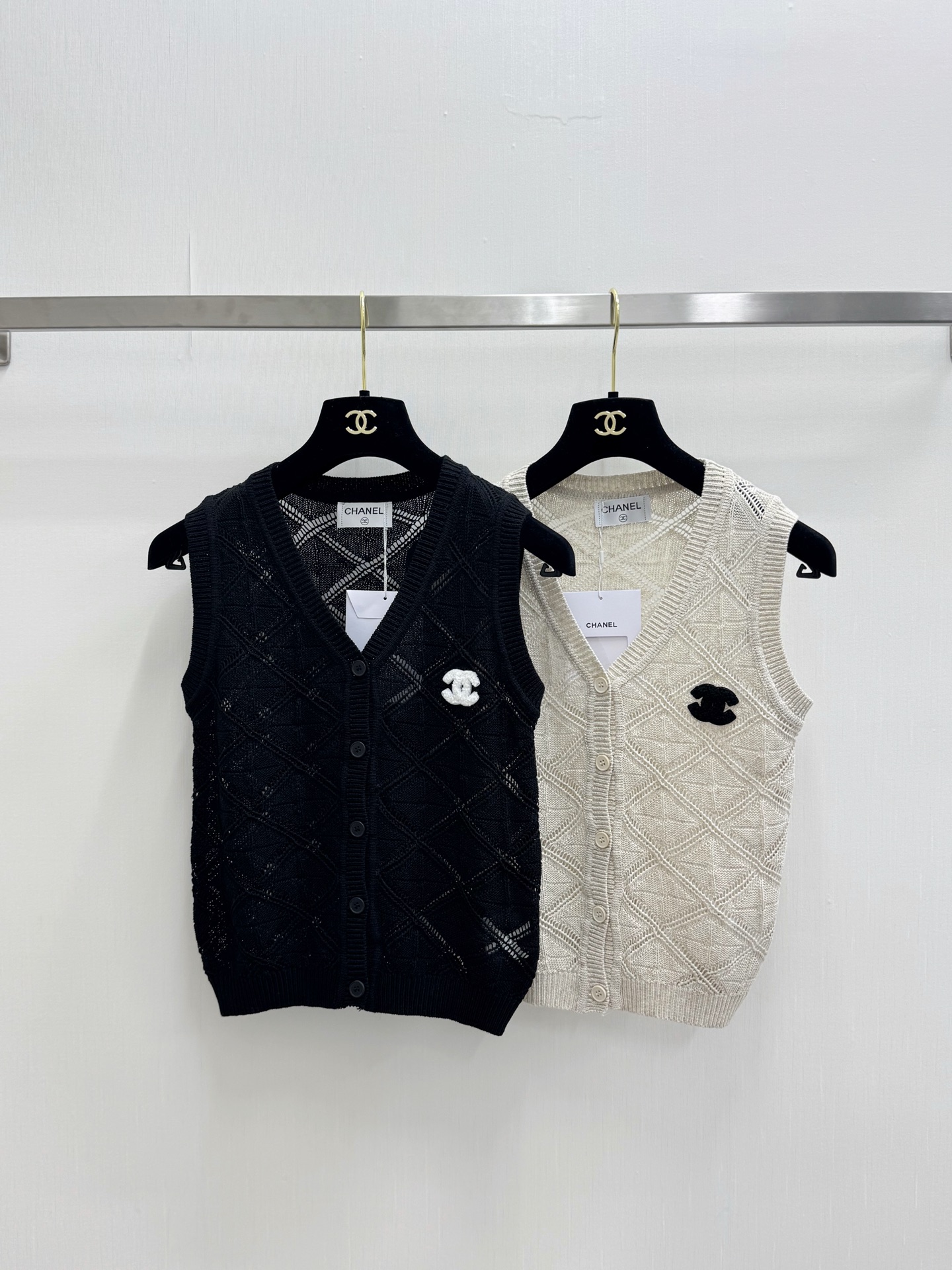 CHANEL 26夏季新款 开衫马甲款 logo图案修饰点缀 上身高级氛围感🈵️🈵️ 两色SML