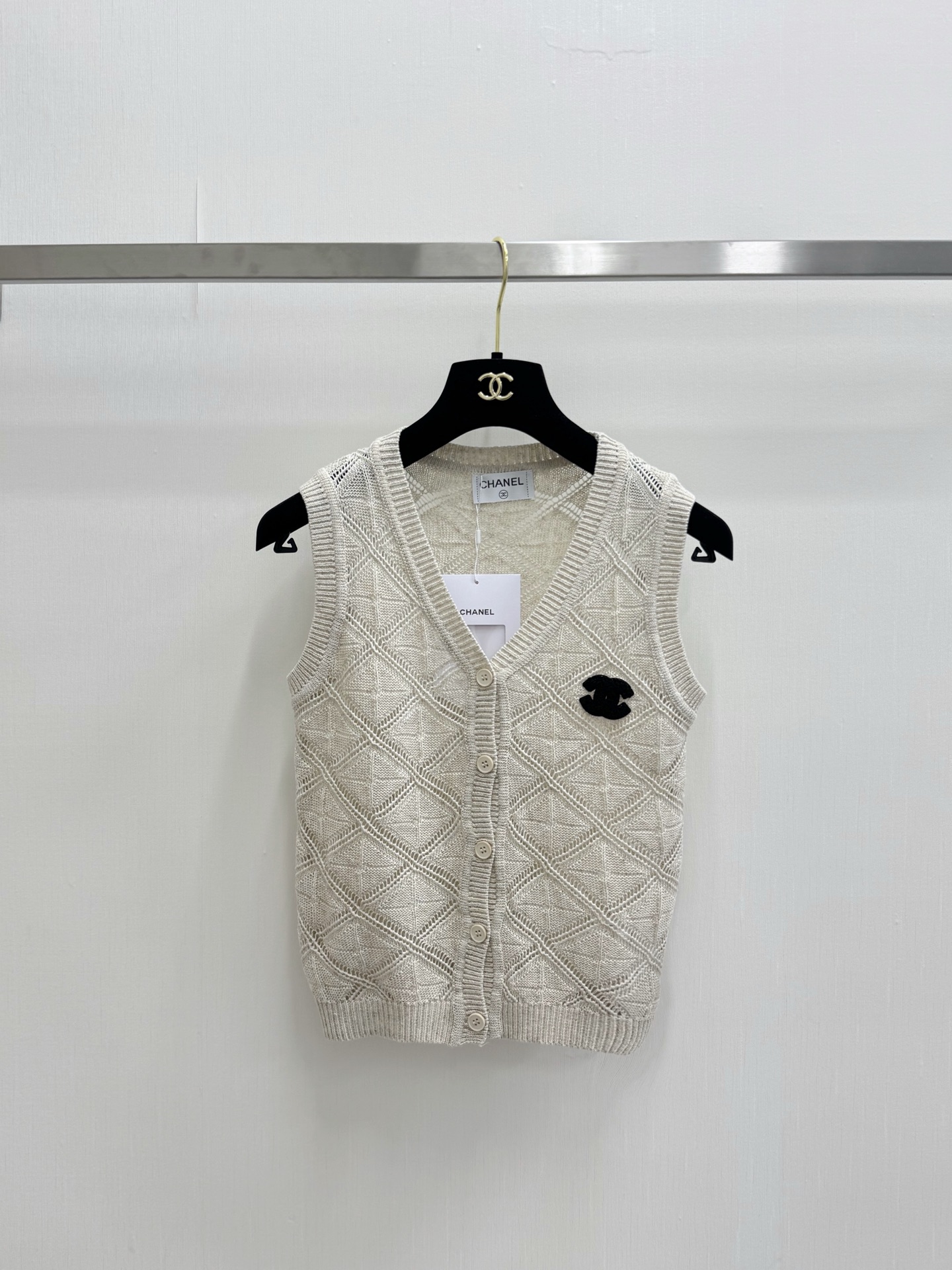 CHANEL 26夏季新款 开衫马甲款 logo图案修饰点缀 上身高级氛围感🈵️🈵️ 两色SML