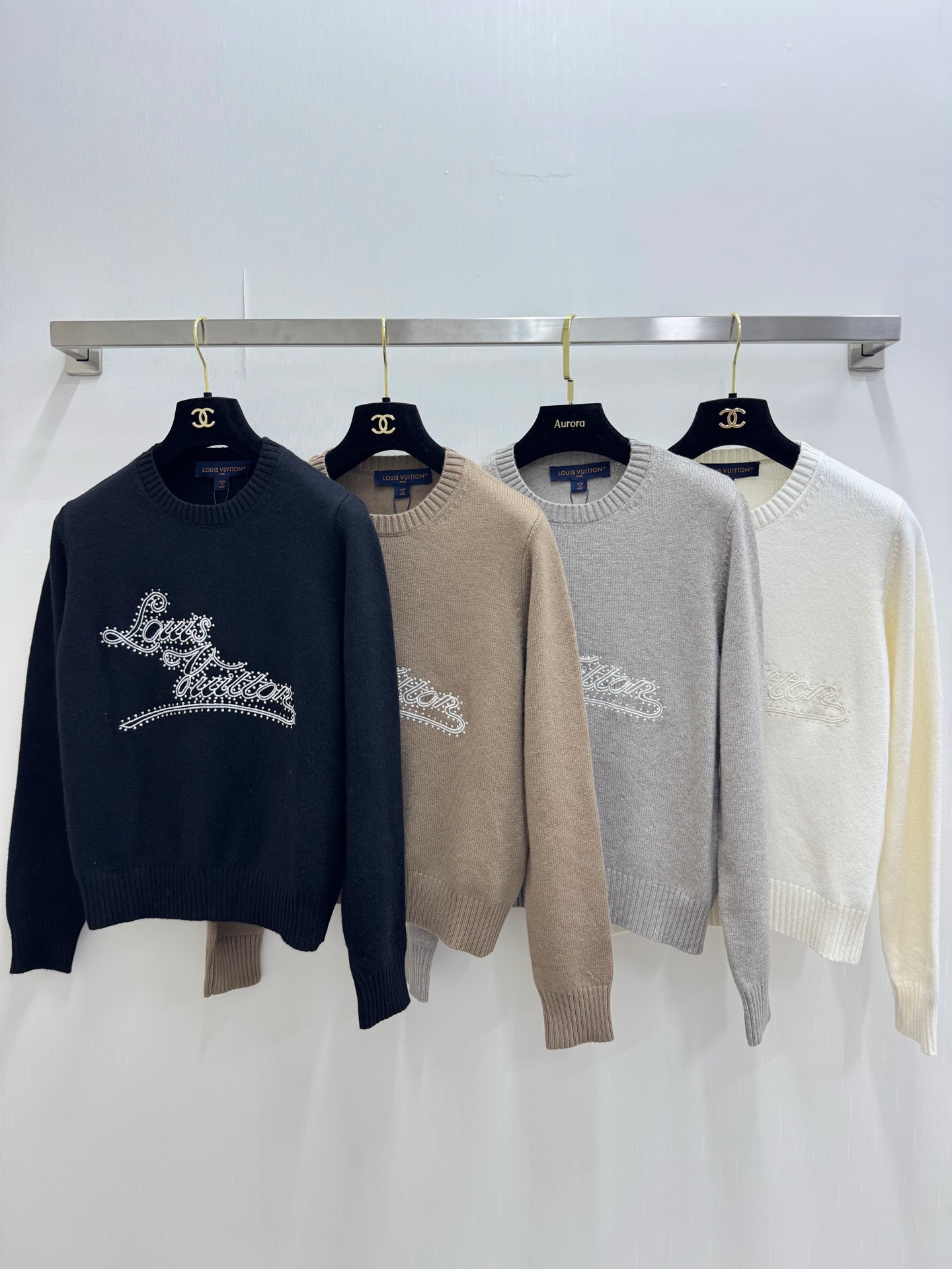 NO:893482,1V Heavy embroidery round neck long sleeve logo pattern decoration upper body high-end atmosphere four-color SML,,198609091V 重工刺绣圆领长袖款 logo图案修饰点缀 上身高级氛围感 四色SML,,,Women's clothing