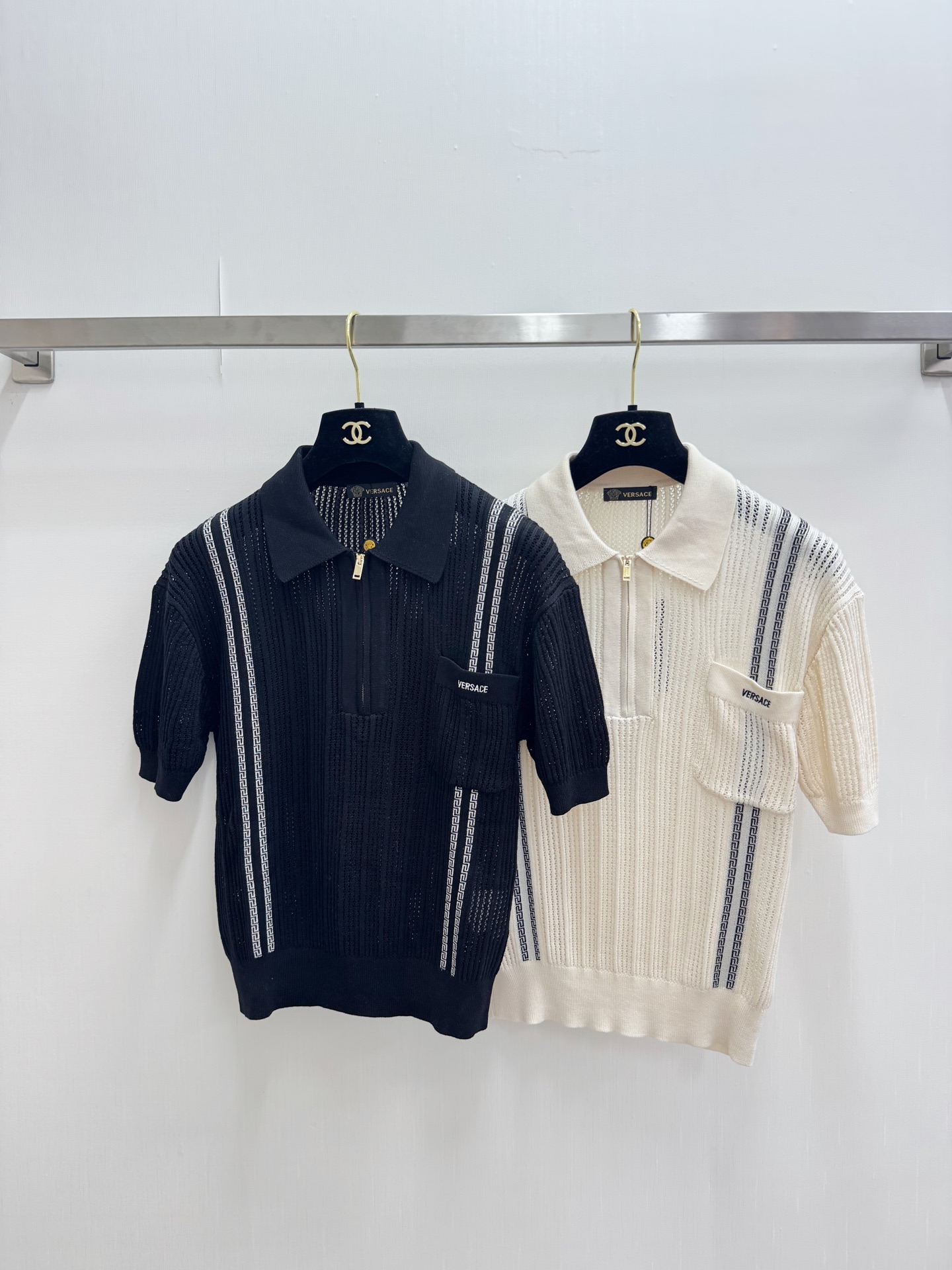 NO:893213,Versace 26 new summer style, old money style hollow Polo collar short-sleeved style, logo pattern decoration, upper body with high-end atmosphere, two-color SML,,versace,T-shirt,19860909Versace 26夏季新款 老钱风镂空Polo领短袖款 logo图案修饰点缀 上身高级氛围感 两色SML,,versace,T-shirt,,Women's clothing