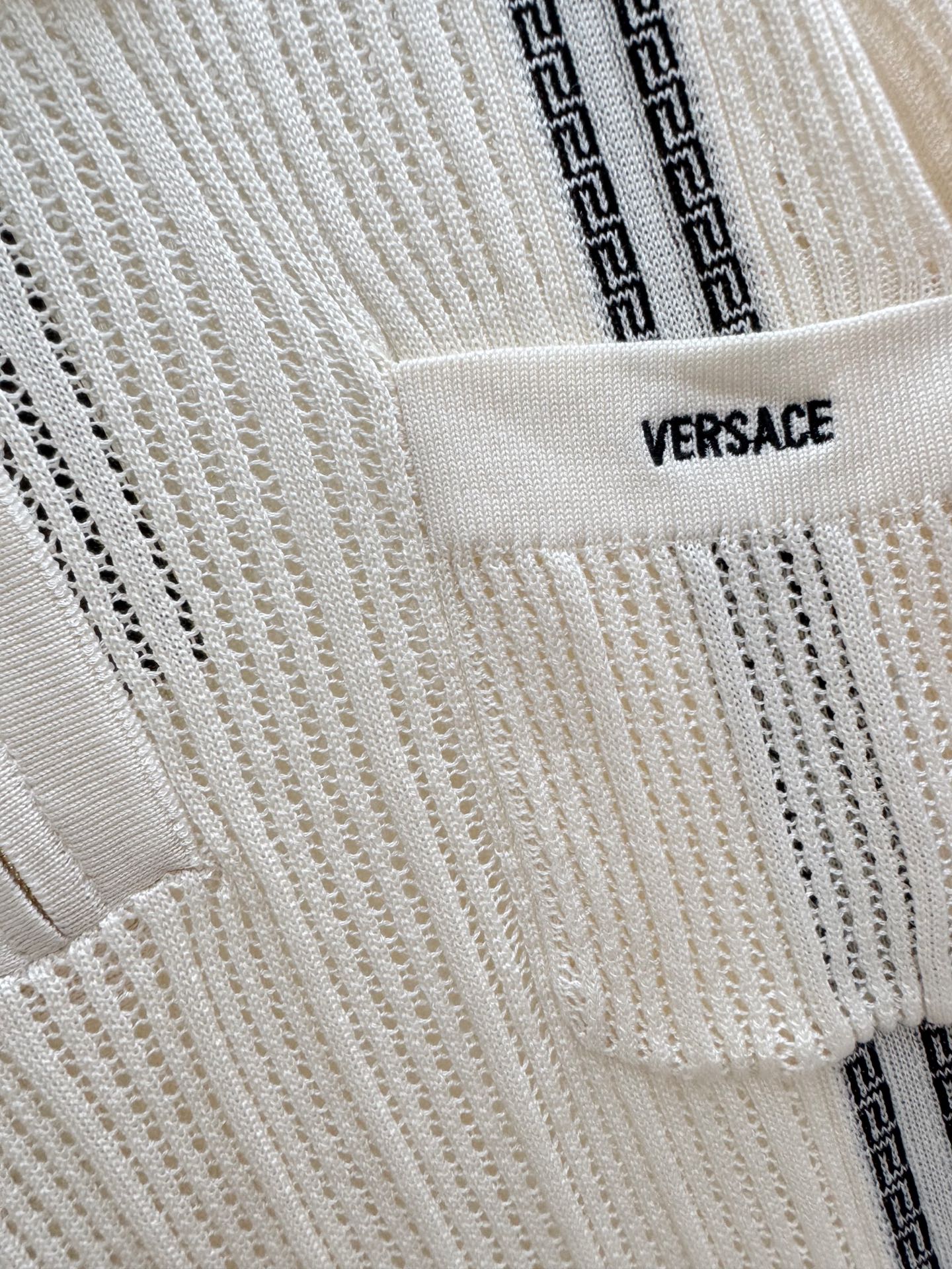 Versace 26夏季新款 老钱风镂空Polo领短袖款 logo图案修饰点缀 上身高级氛围感🈵️🈵️ 