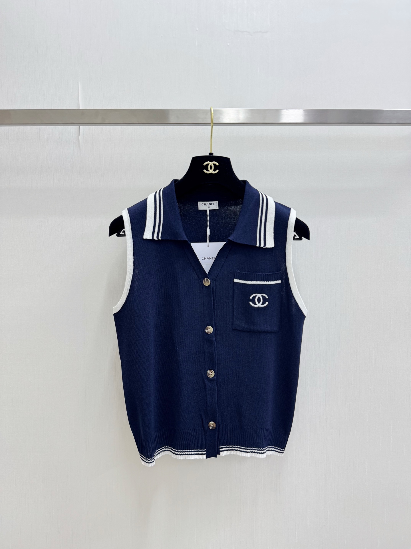 CHANEL 26夏季新款 开衫Polo领背心款 logo图案修饰点缀 上身高级氛围感🈵️🈵️ 两色SM