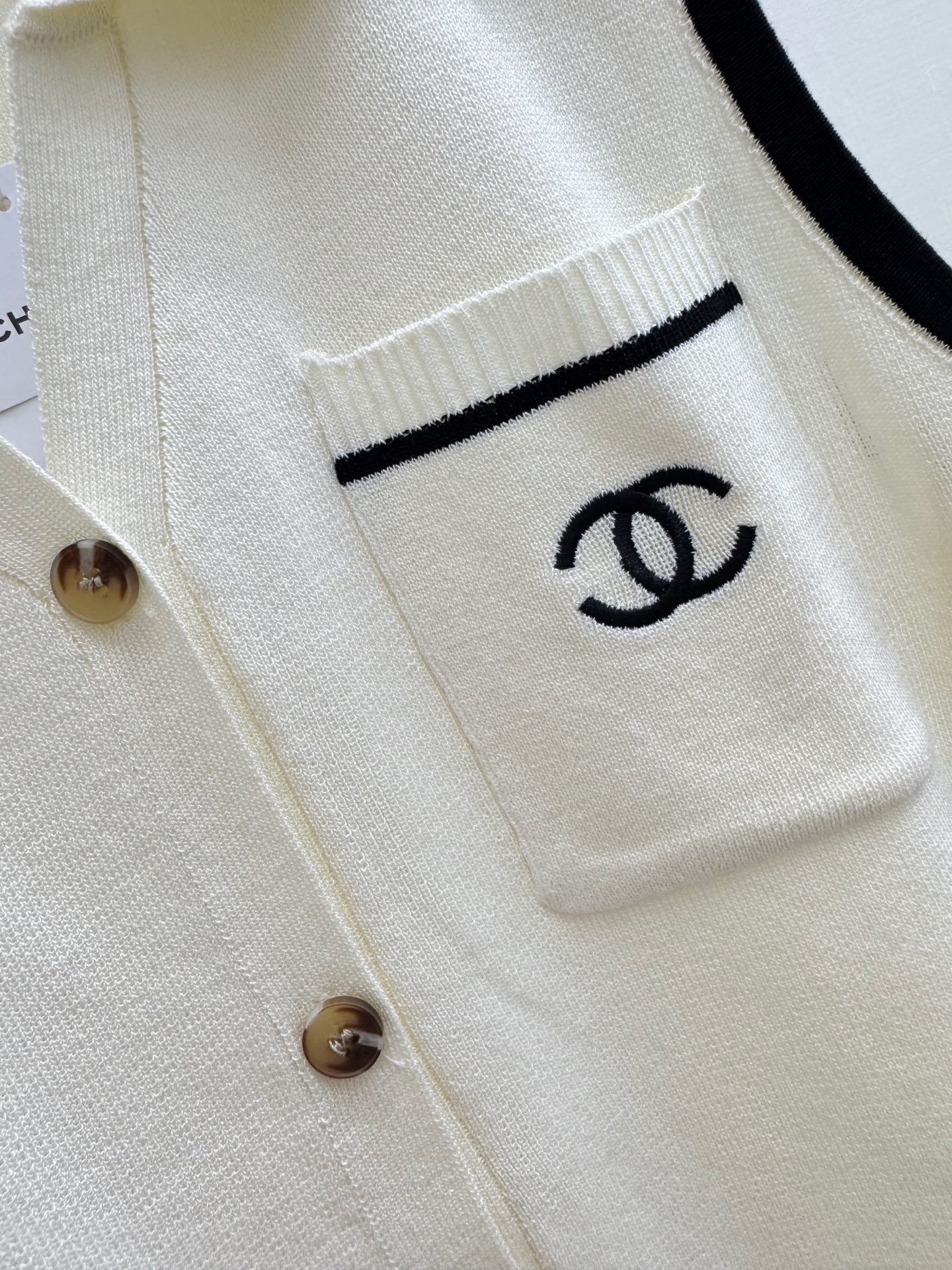 CHANEL 26夏季新款 开衫Polo领背心款 logo图案修饰点缀 上身高级氛围感🈵️🈵️ 两色SM
