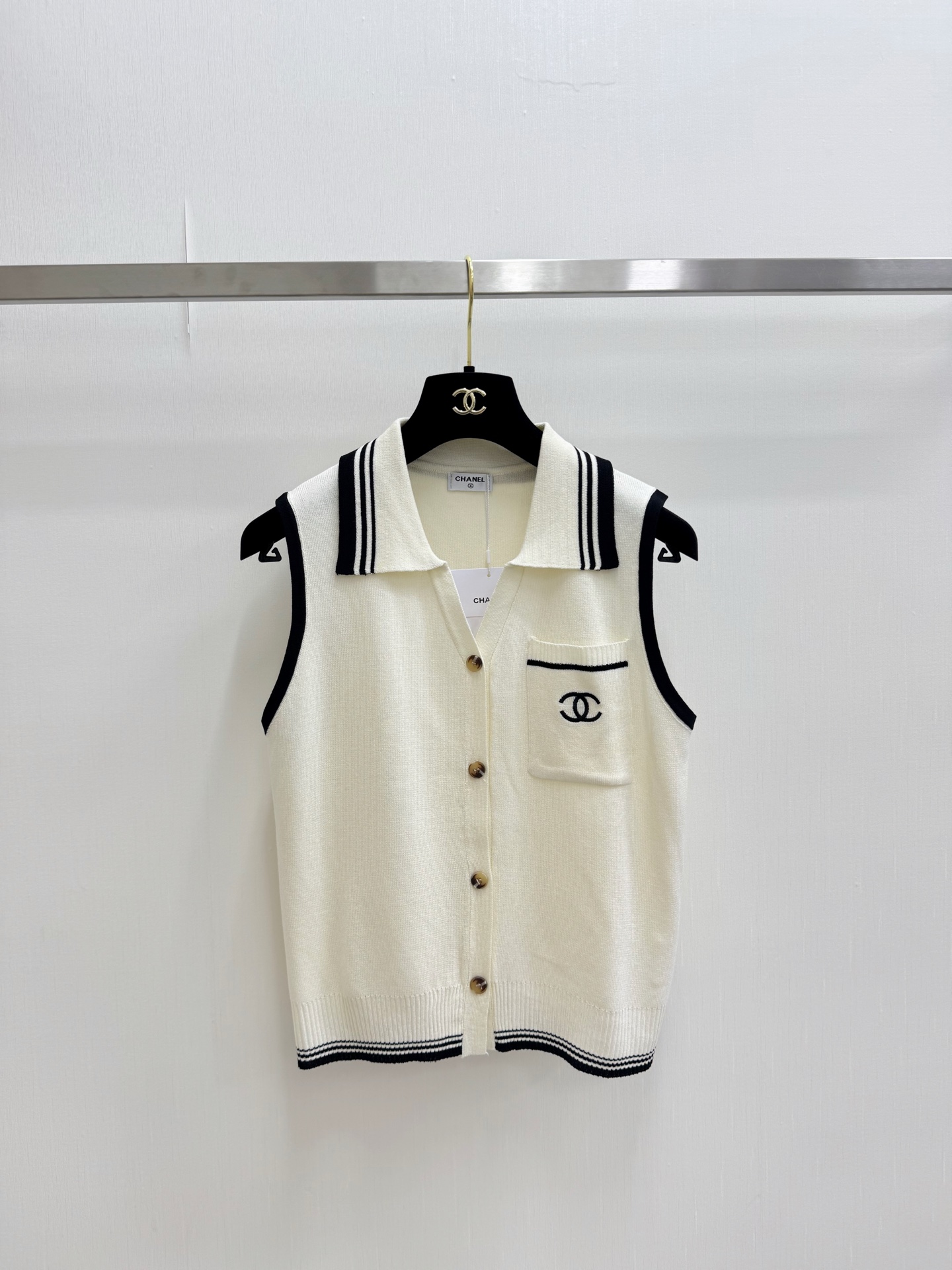 CHANEL 26夏季新款 开衫Polo领背心款 logo图案修饰点缀 上身高级氛围感🈵️🈵️ 两色SM