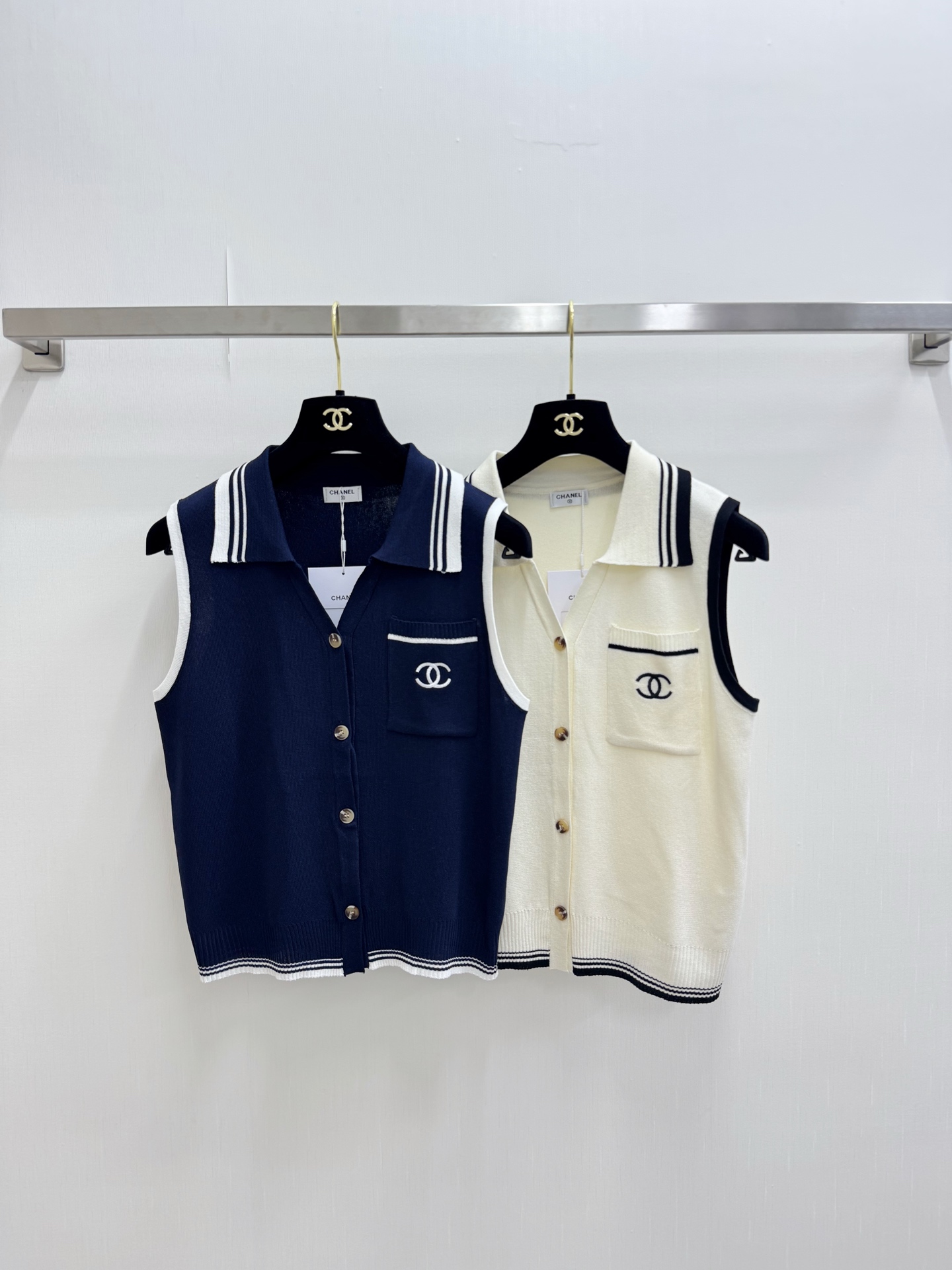 NO:893210,CHANEL 26 new summer style cardigan Polo collar vest style logo pattern decoration upper body high-end atmosphere two-color SML,,chanel,19860909CHANEL 26夏季新款 开衫Polo领背心款 logo图案修饰点缀 上身高级氛围感 两色SML,,chanel,,Women's clothing