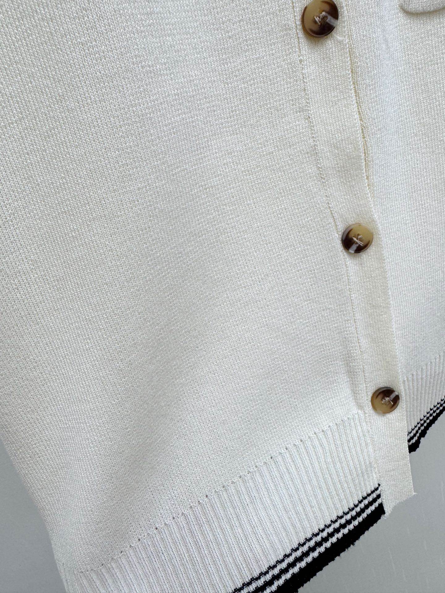 CHANEL 26夏季新款 开衫Polo领背心款 logo图案修饰点缀 上身高级氛围感🈵️🈵️ 两色SM