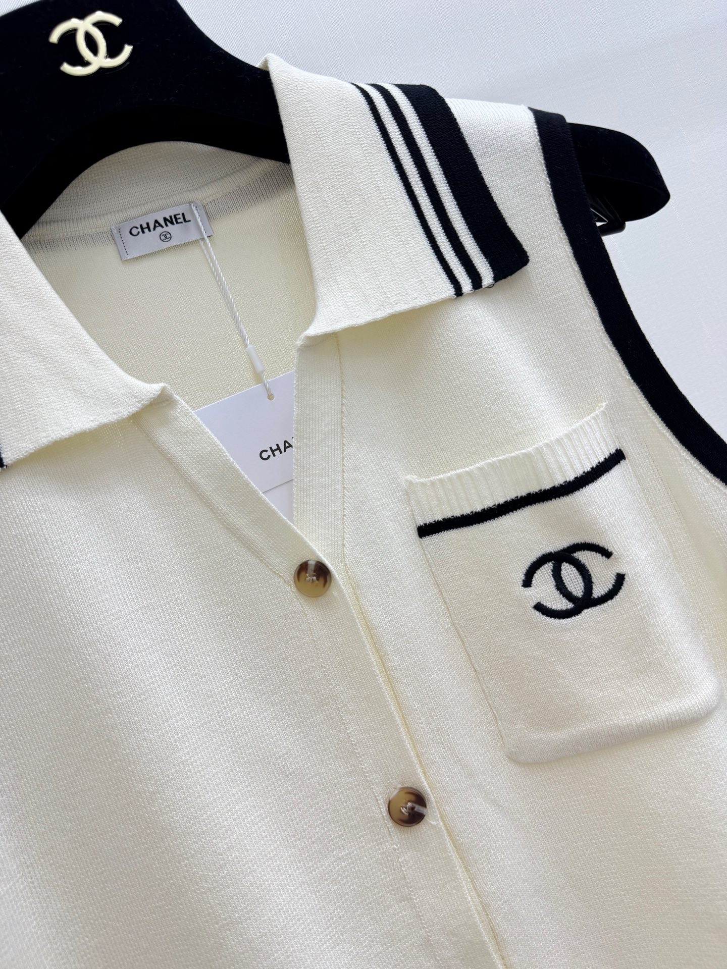 CHANEL 26夏季新款 开衫Polo领背心款 logo图案修饰点缀 上身高级氛围感🈵️🈵️ 两色SM