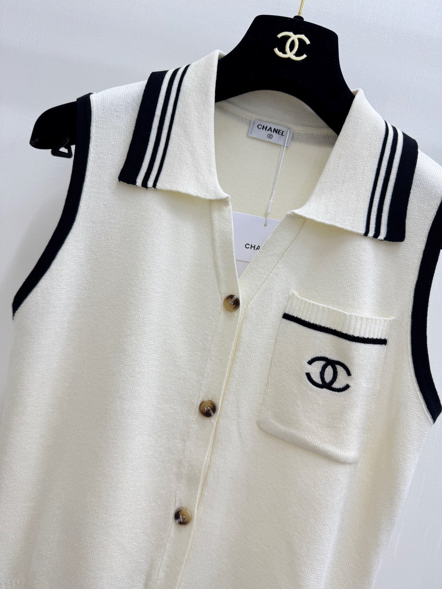CHANEL 26夏季新款 开衫Polo领背心款 logo图案修饰点缀 上身高级氛围感🈵️🈵️ 两色SM